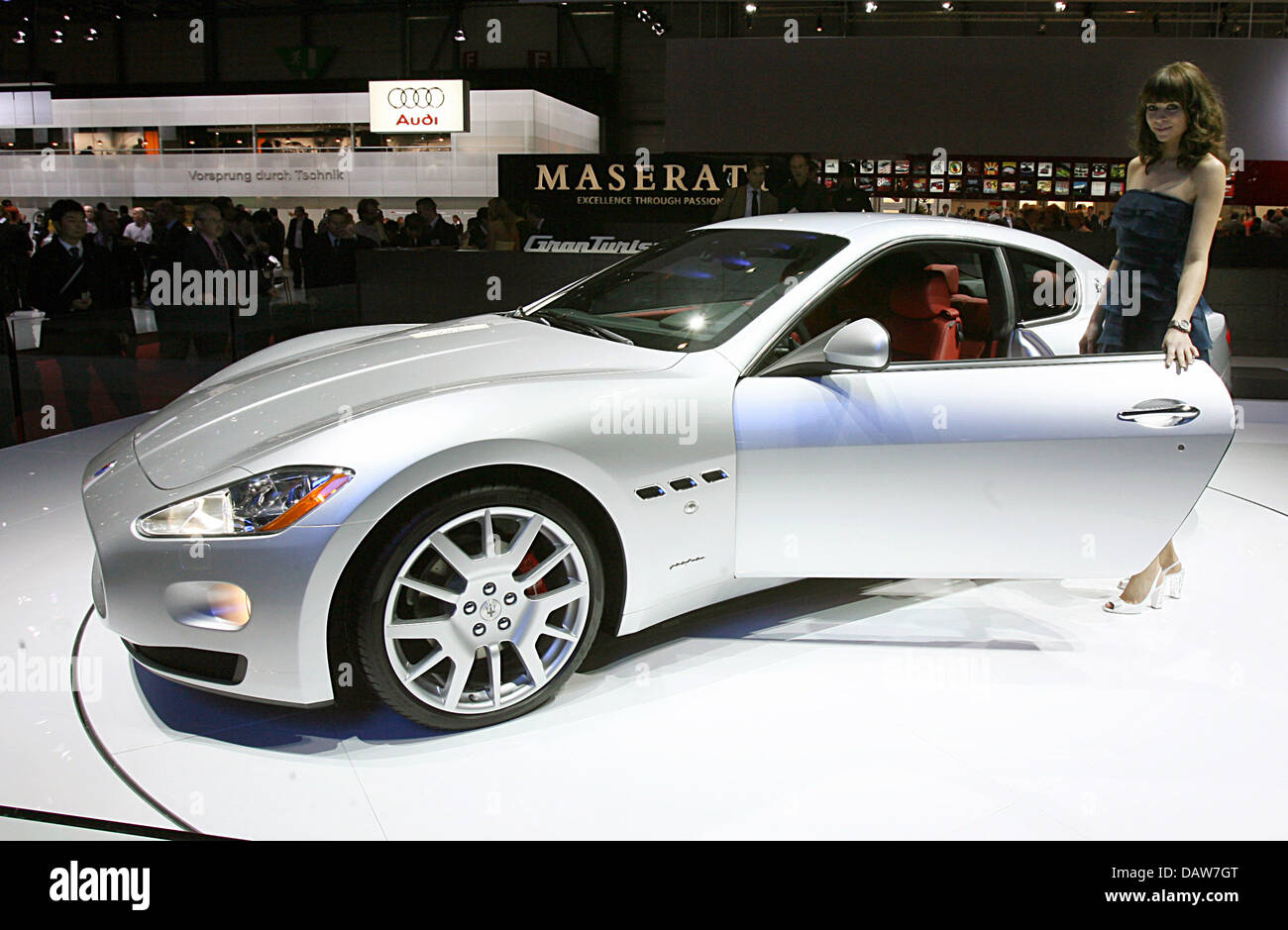 Un modello pone accanto a una nuova Maserati Gran Tourismo al Motor Show di Ginevra a Ginevra, Svizzera, Martedì, 06 marzo 2007. Il trade show in esecuzione dal 8 al 18 marzo presenta gli ultimi sviluppi del settore automobilistico. Foto: Bernd Weissbrod Foto Stock