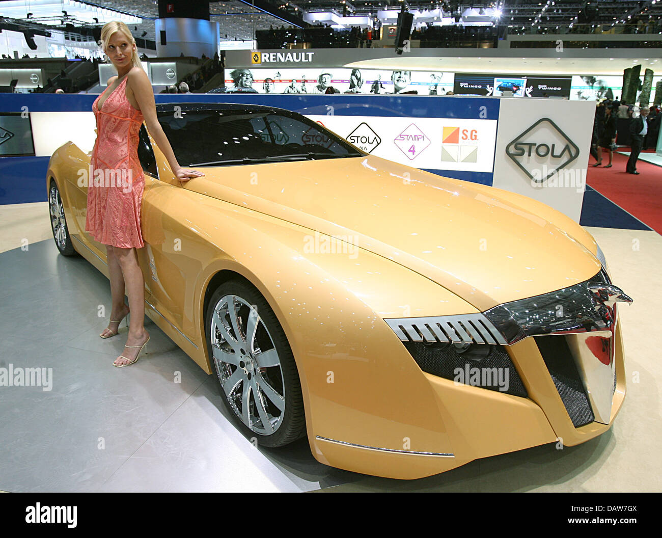 Un modello pone accanto alla progettazione di un prototipo basato su un biturbo Brabus presso il Motor Show di Ginevra a Ginevra, Svizzera, Martedì, 06 marzo 2007. Il trade show in esecuzione dal 8 al 18 marzo presenta gli ultimi sviluppi del settore automobilistico. Foto: Bernd Weissbrod Foto Stock