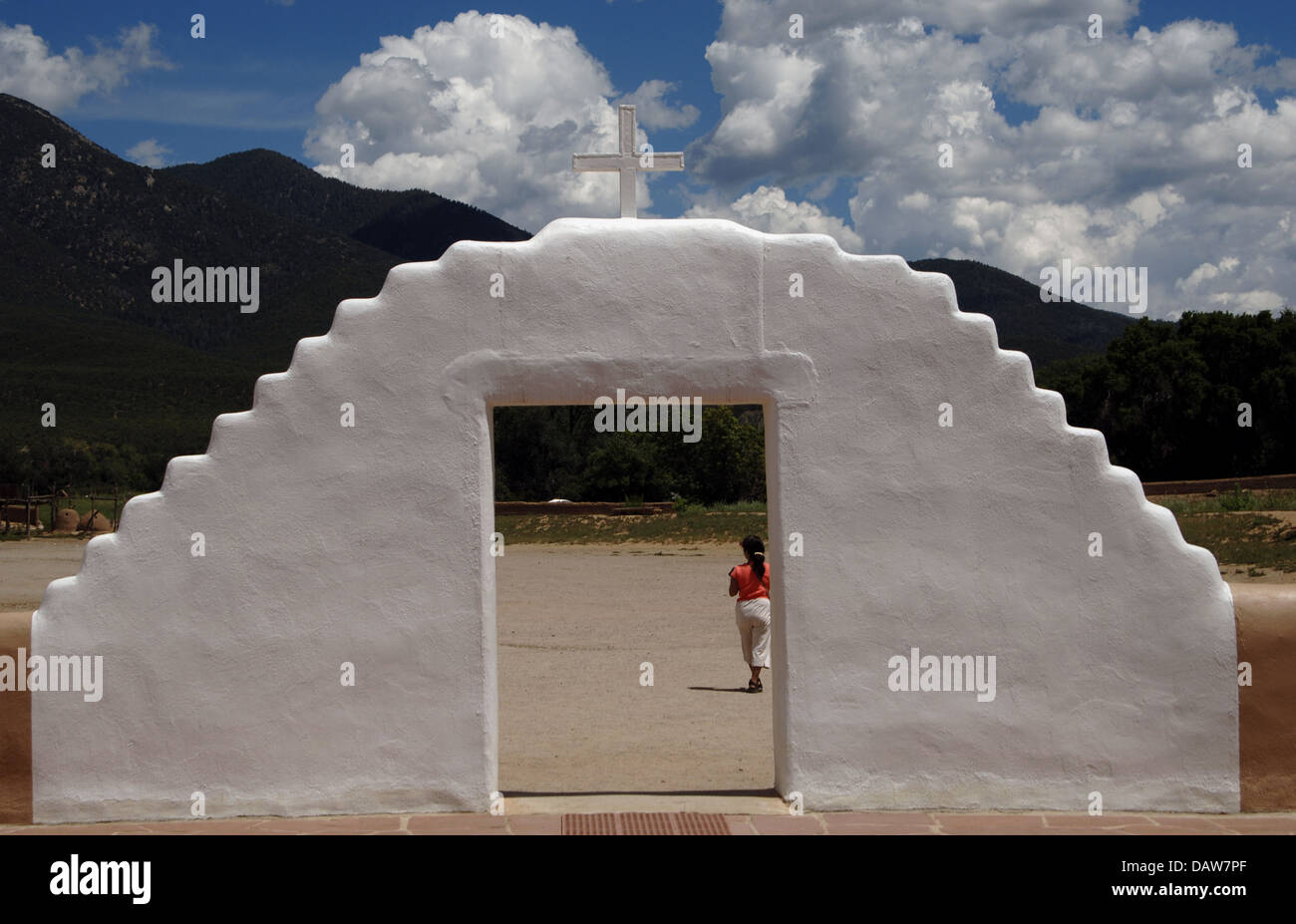 Stati Uniti d'America. Taos Pueblo. Abitata da indiani Tiwa del Pueblo tribù. Ingresso ad arco a San Girolamo cappella, 1850. Nuovo Messico. Foto Stock