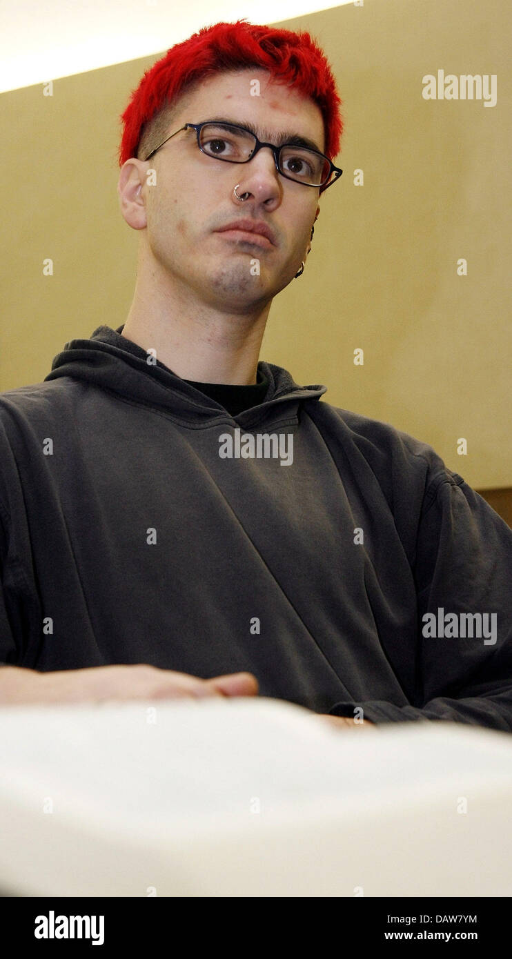 Amministratore delegato di 'Nix Gut" (nessuna buona) mail order company, Juergen Kamm, è raffigurato nella banchina della Corte federale di giustizia (BGH) di Karlsruhe in Germania, giovedì, 08 marzo 2007. Il tedesco antifascista Kamm è sul banco di prova per l'utilizzo e pubblicazione di massa di tag e badge di incostituzionalità delle organizzazioni. La sua società di linea di prodotto in primo piano tra le altre guarnizioni con nazista barrato Foto Stock