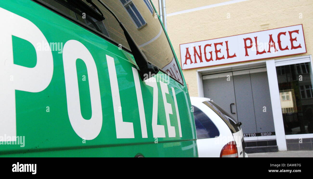 Un veicolo di polizia guardie Hells Angels Nomads club house a Berlino, Germania, Venerdì, 09 marzo 2007. Circa 150 funzionari di polizia perquisisce la club house del Hells Angels Nomads pista per i bracci e ricercati. Le azioni sono state prese anche al di fuori di Berlino. Foto: Steffen Kugler Foto Stock