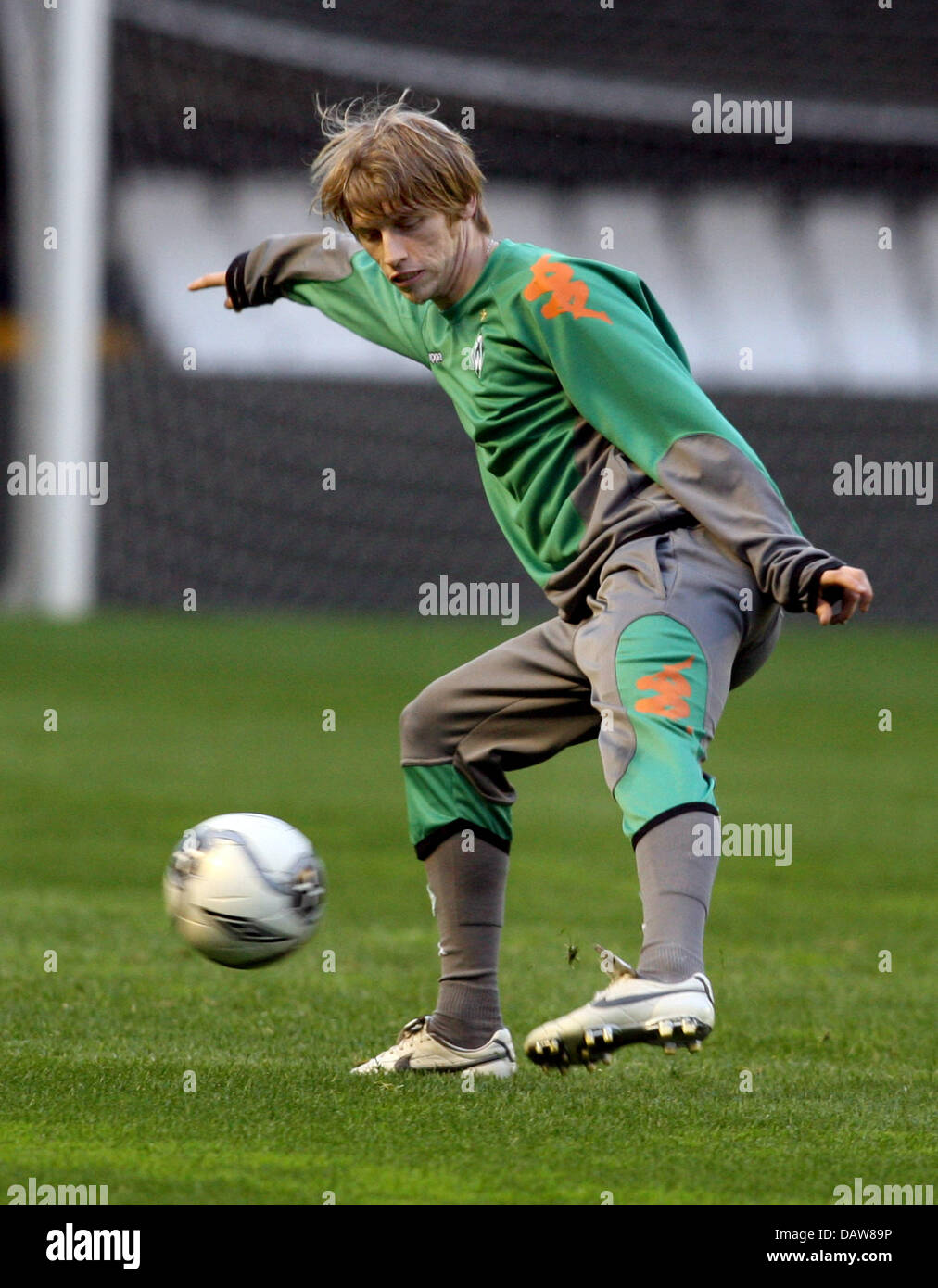 Aaron Hunt di Brema comanda la sfera durante il club di formazione in Vigo, Spagna, 07 marzo 2007. Brema preparato per la Coppa UEFA round di 16 prima gamba corrispondono RC Celta de Vigo v SV Werder Bremen Il 08 marzo. Foto: Carmen Jaspersen Foto Stock