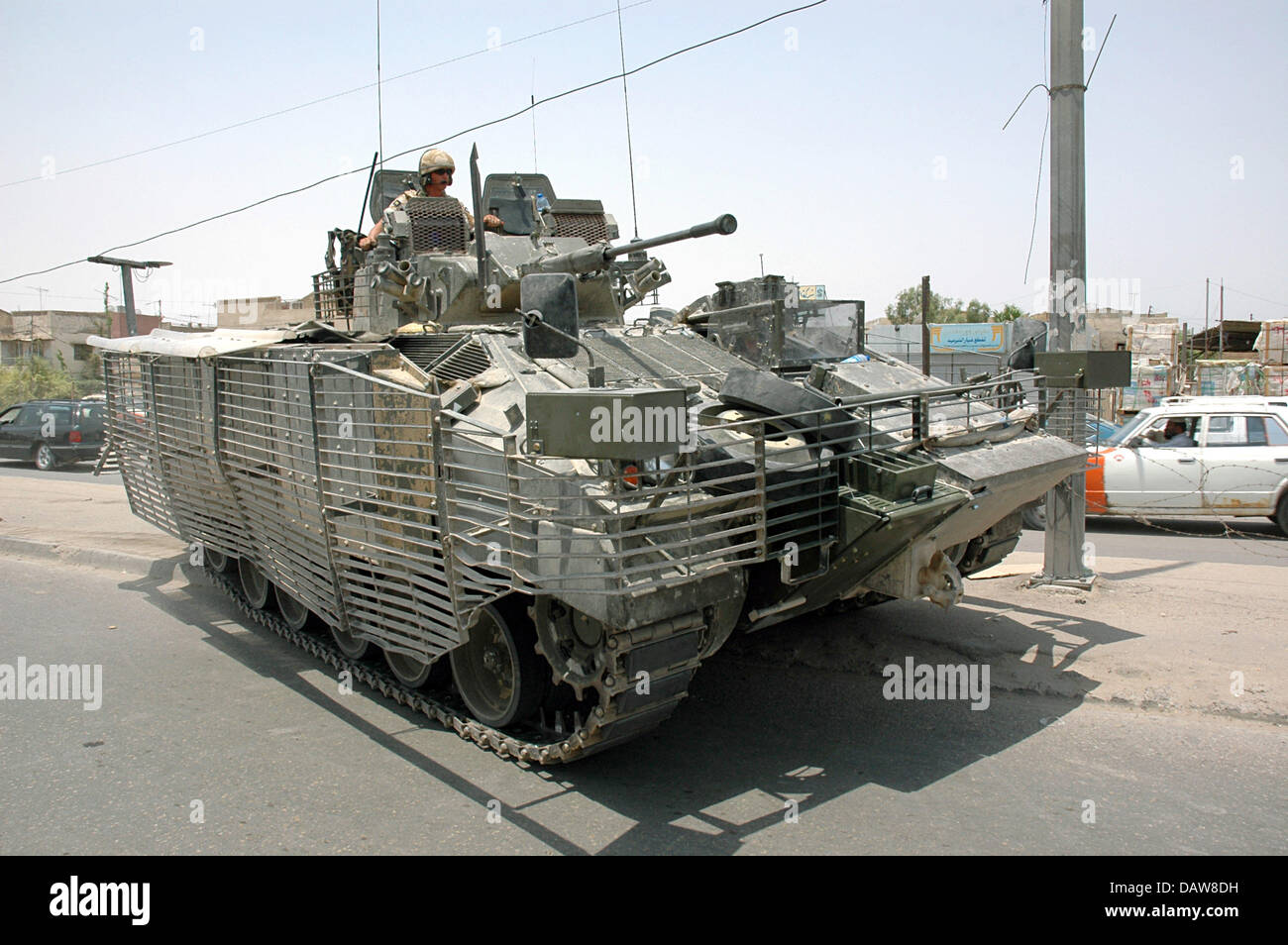 I soldati britannici della Principessa di Galles del reggimento reale patrol su un FV510 di combattimento della fanteria veicolo (IFV) a Bassora, Iraq, Giugno 2006. Foto: Carl Schulze Foto Stock