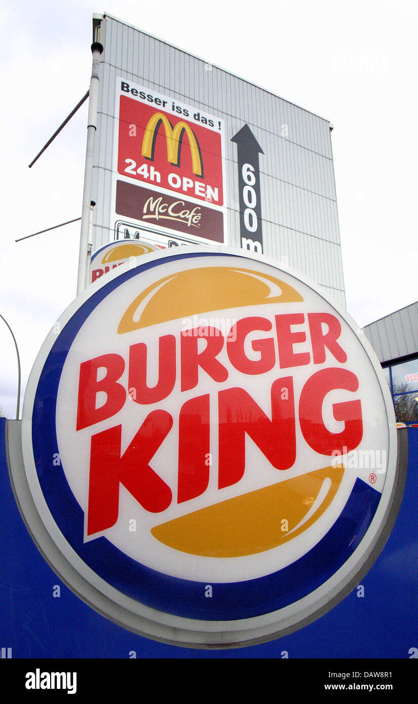I loghi delle principali catene di fast food Burger King (fondo) e  McDonald's (top) nella foto ad Amburgo, Germania, 10 gennaio 2007.  Nell'esercizio finanziario 2005, circa 848 milioni di ospiti ha preso