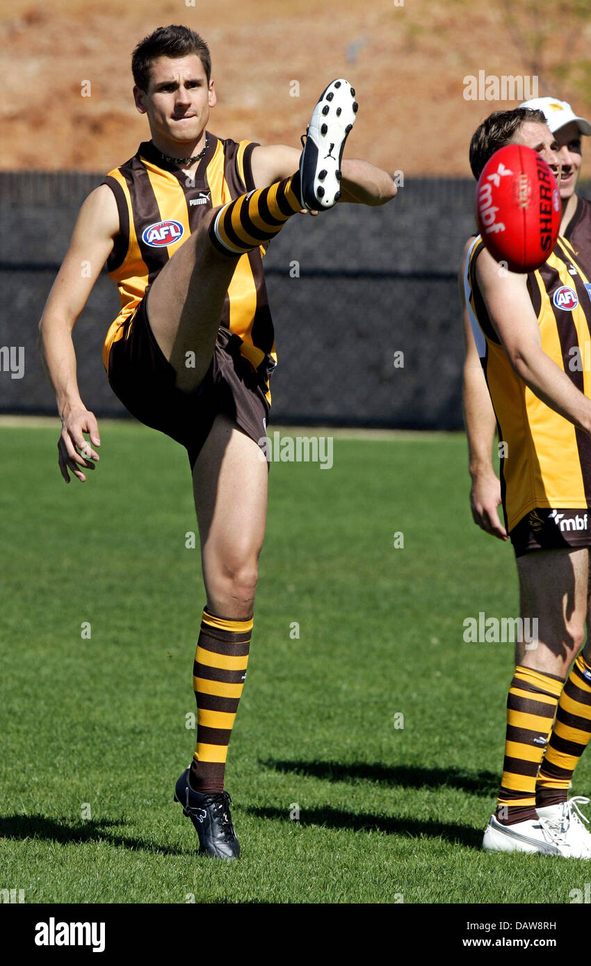 Tedesco di Formula Uno pilota Adrian Sutil Spyker di calci una palla quando si unisce una formazione di Australian Football League club Biancospino Hawks a Melbourne, Australia, Martedì, 13 marzo 2007. Il primo Gran Premio del 2007 stagione di Formula 1 si svolgerà a Melbourne domenica 18 marzo. Foto: Roland Weihrauch Foto Stock