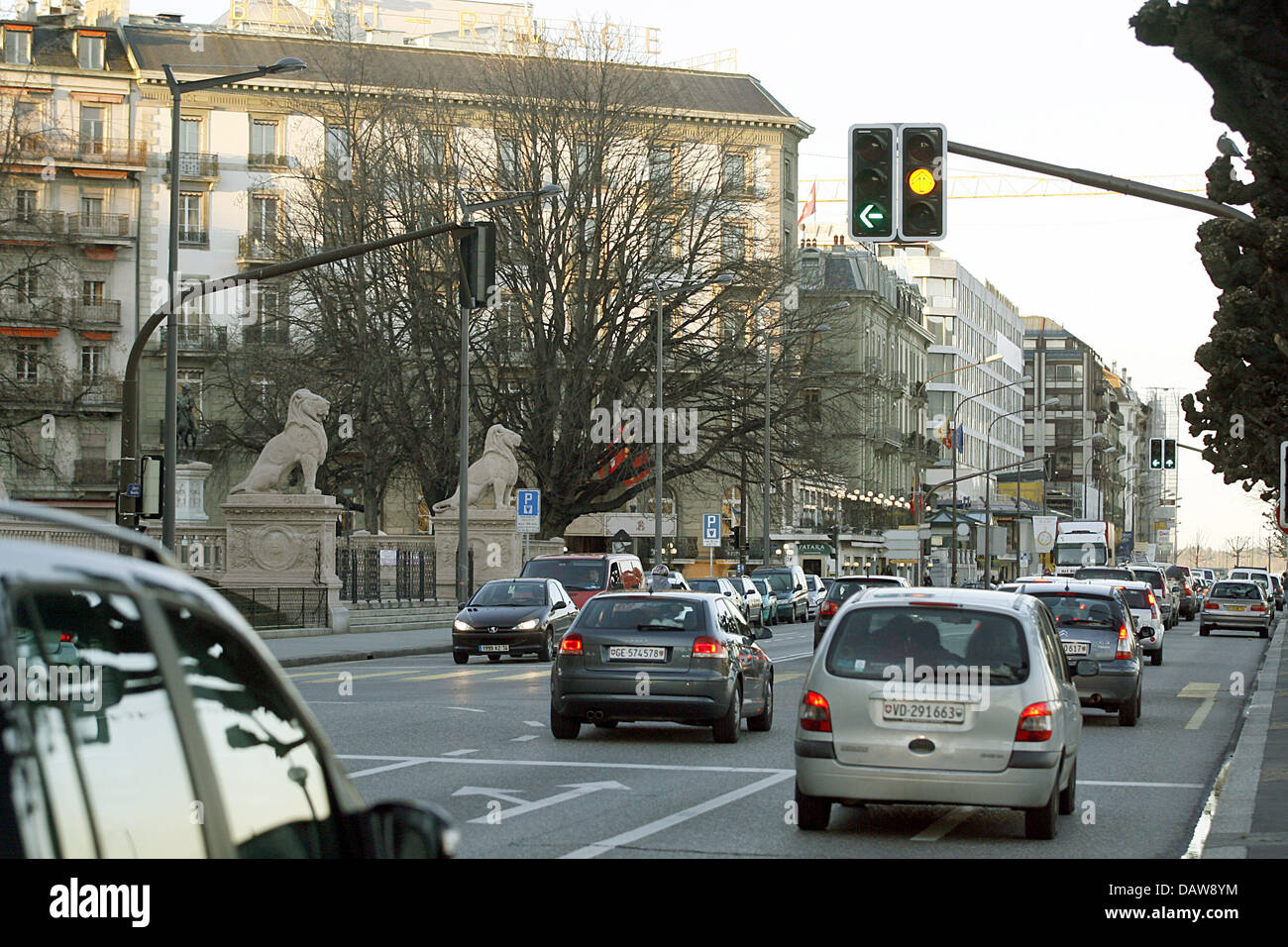Il traffico nelle strade è raffigurato a Ginevra, Svizzera, 06 marzo 2007. Foto: Uli Deck Foto Stock