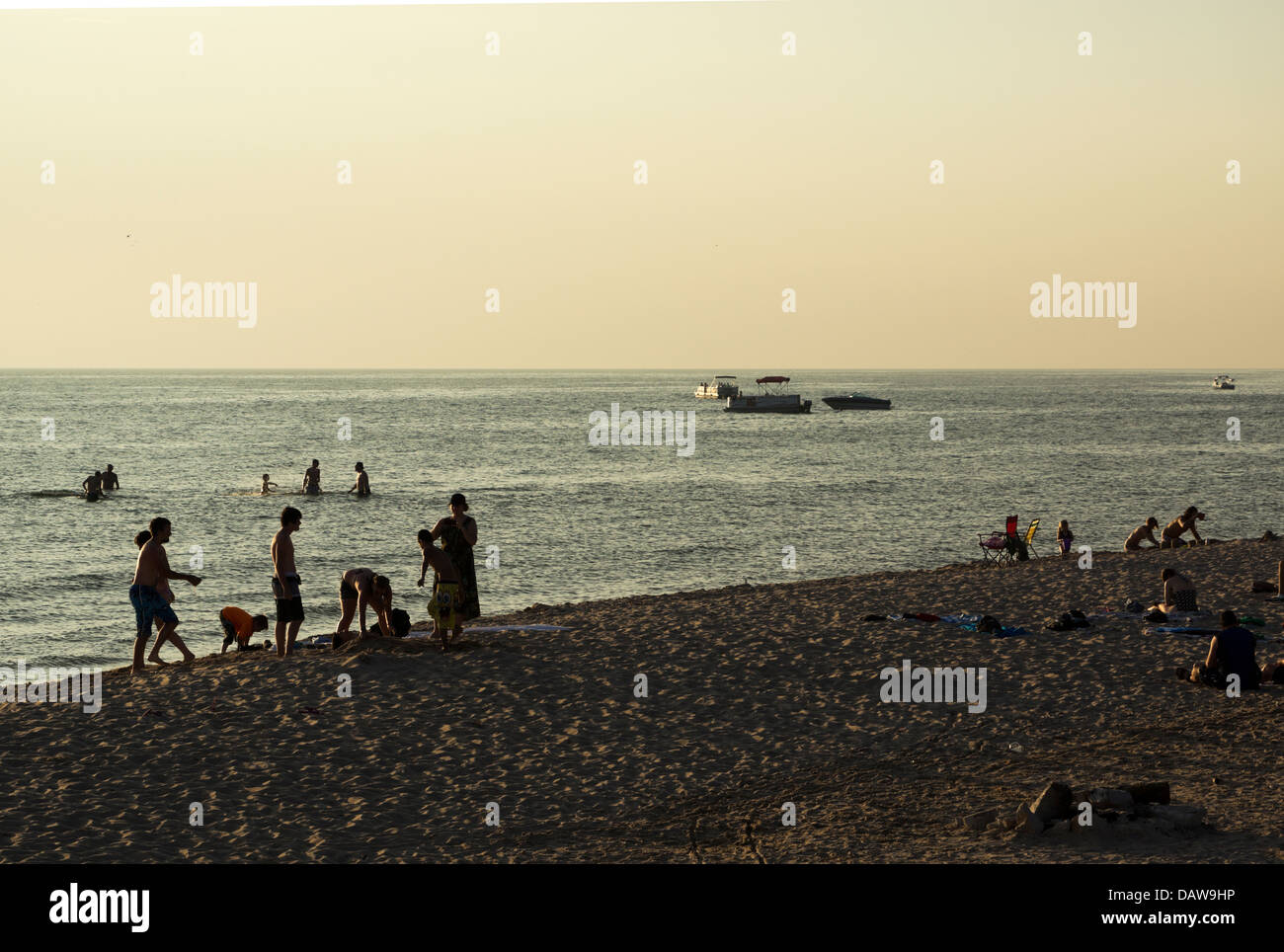 Famiglie giocando sulla spiaggia al lago Michigan vicino a Montague, MI. Foto Stock