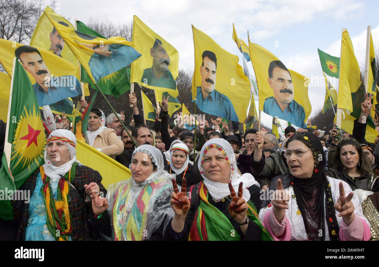 Qualche migliaio di persone assemblare per celebrare il nuovo curda anni "Newroz" a Berlino, in Germania, sabato 17 marzo 2007. Varie persone detenute fino bandiere con la foto di Abdullah Oecalan, ex leader del curdo gruppo militante Kurdistan Partito dei Lavoratori (PKK), chi è soggetto alla prigione a vita in Turchia. Secondo le dichiarazioni della polizia, la situazione è rimasta calma durante il th Foto Stock