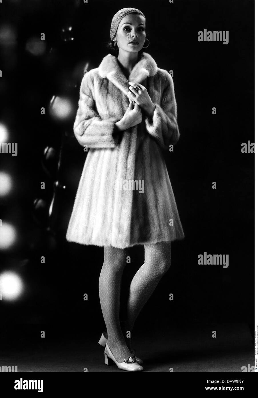 Moda, anni '60, moda pelliccia, donna in cappotto mink, di Boege, Additional-Rights-Clearences-Not Available Foto Stock