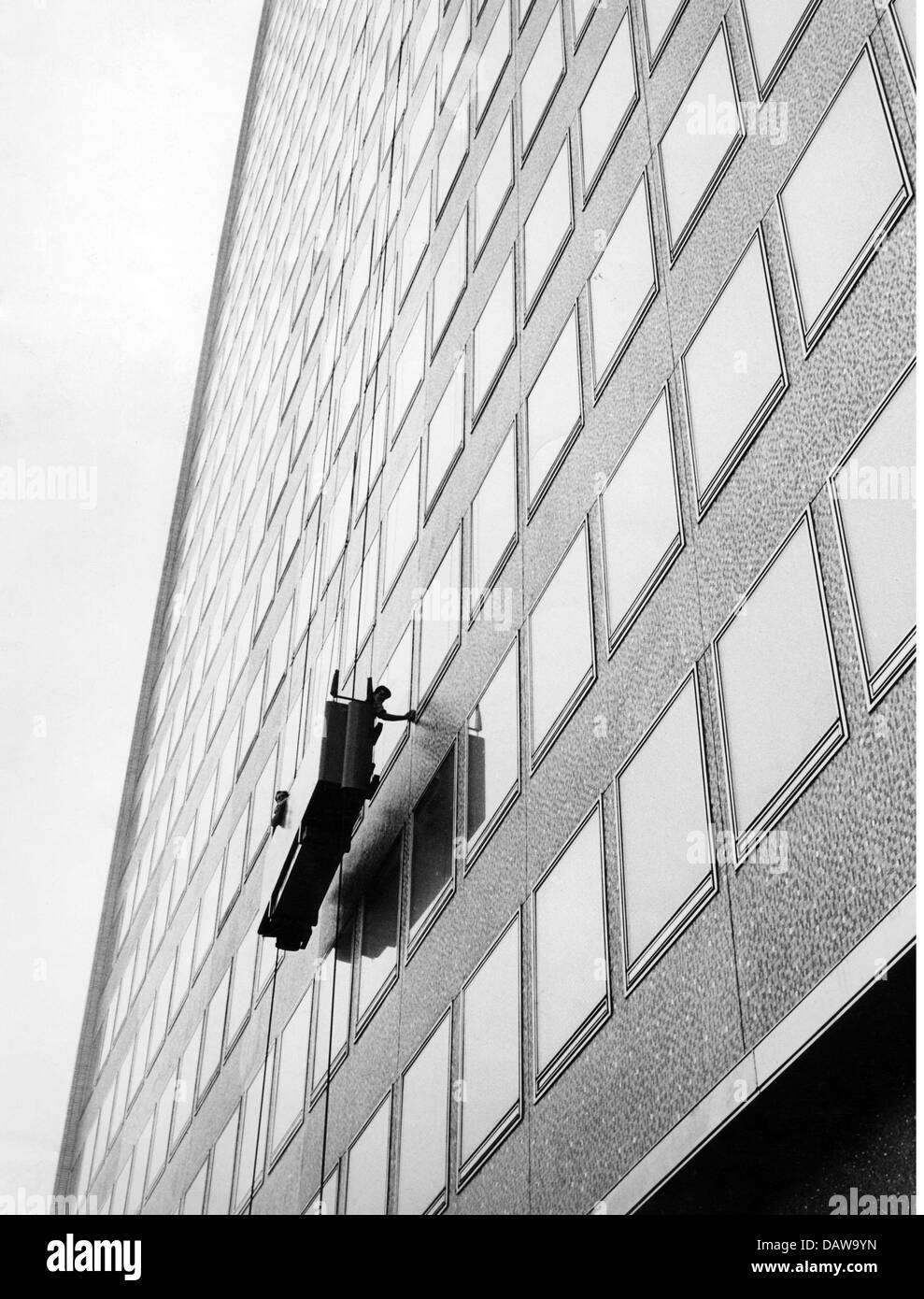 Persone, professioni, pulitore per finestre, uomini che lavorano in gondola, anni 60, , diritti aggiuntivi-clearences-non disponibile Foto Stock