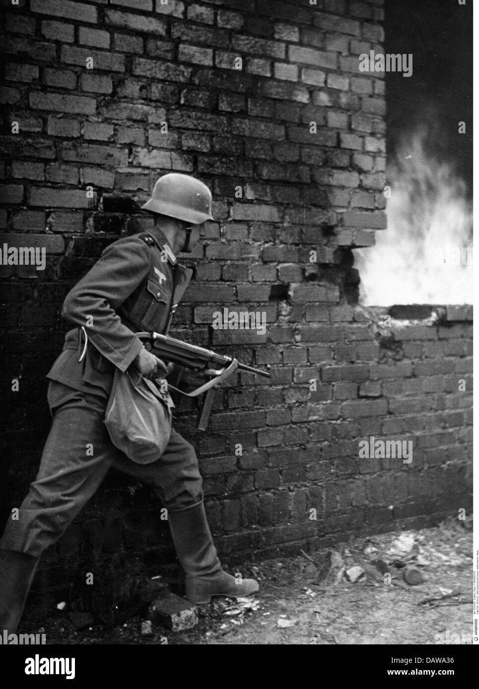 Nazismo / nazionalsocialismo, militare, Wehrmacht, esercito, ingegneri militari, pioniere dell'assalto con mitragliatrice MP 40 durante un attacco, utilizzando un muro di mattoni come copertura, durante una manovra, 15.8.1940, diritti aggiuntivi-clearences-non disponibile Foto Stock