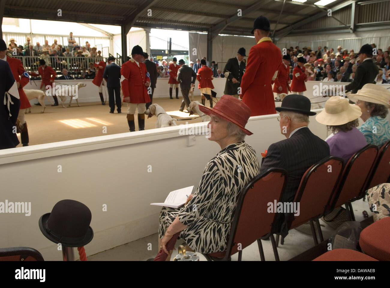 Cappello Bowler, Festival of Hunting 2010s UK. Peterborough Royal Foxhound Show Society. Il gruppo di uomini e donne che guardano il giudizio ha avuto luogo nel paese di alta classe inglese. Peterborough, Inghilterra, 2013 HOMER SYKES Foto Stock