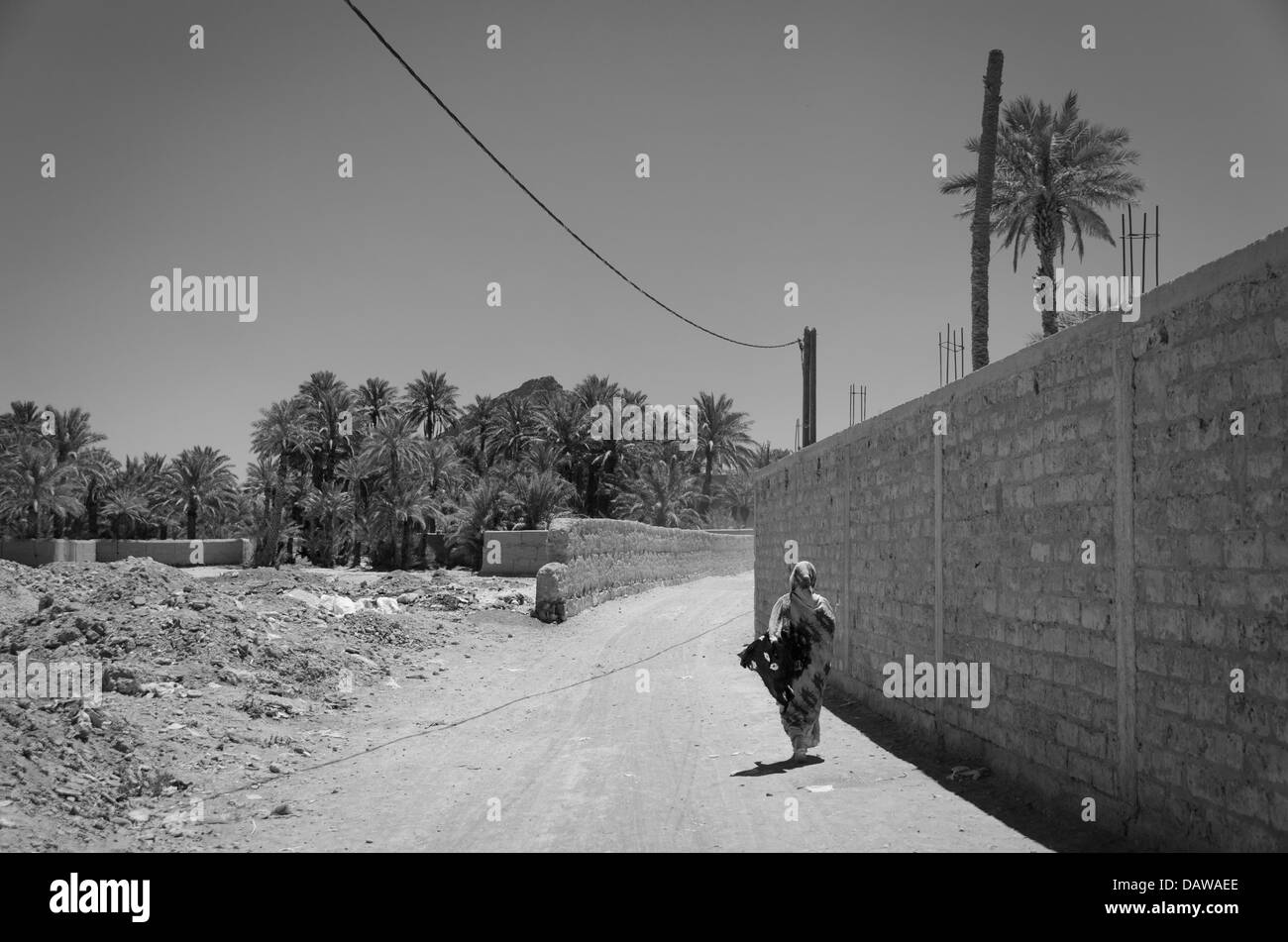Donna che cammina sul bordo della città deserto Foto Stock