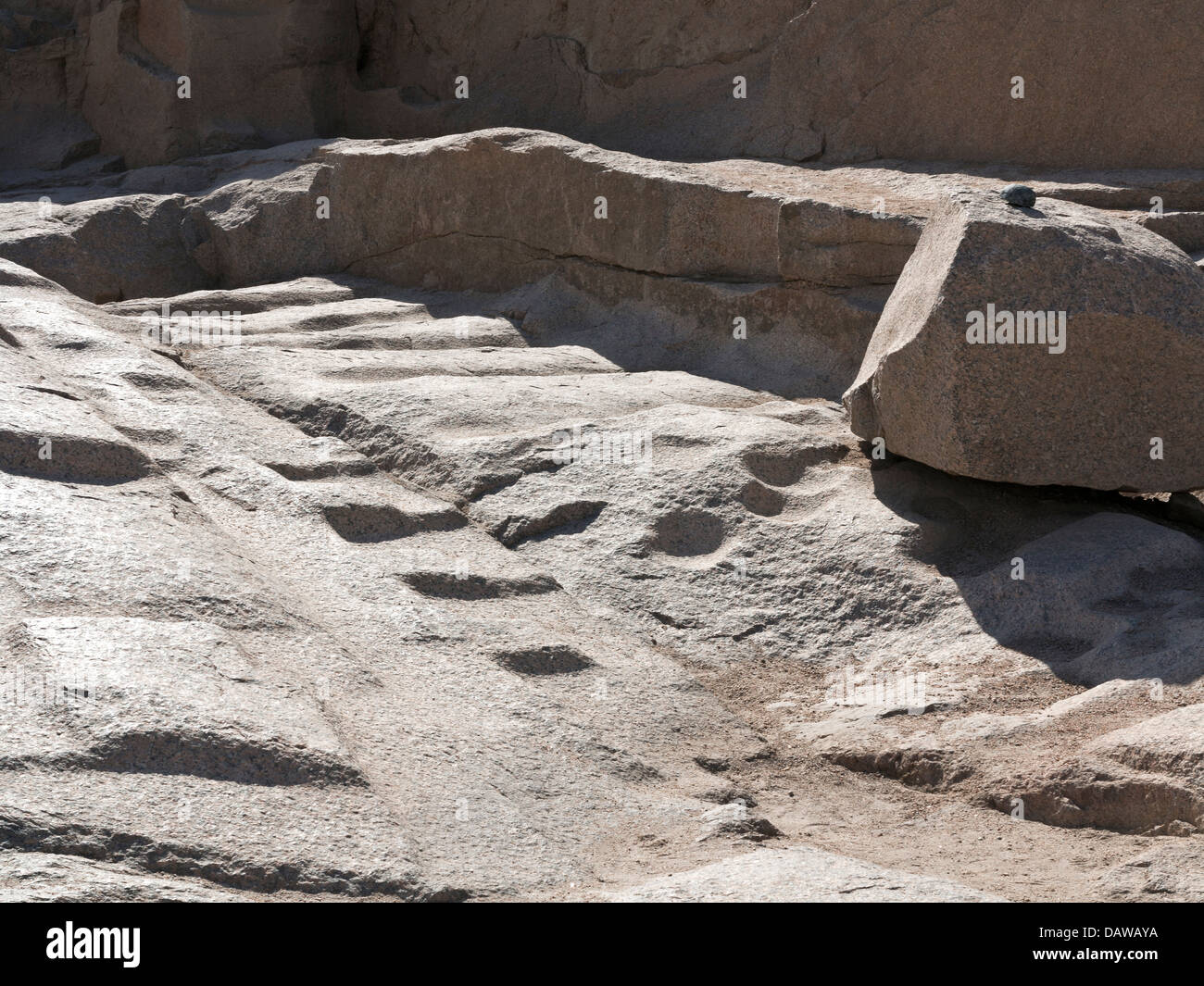 Contrassegni di cava in Obelisco Incompiuto Open Air Museum, Northern cave, Aswan, Egitto Foto Stock