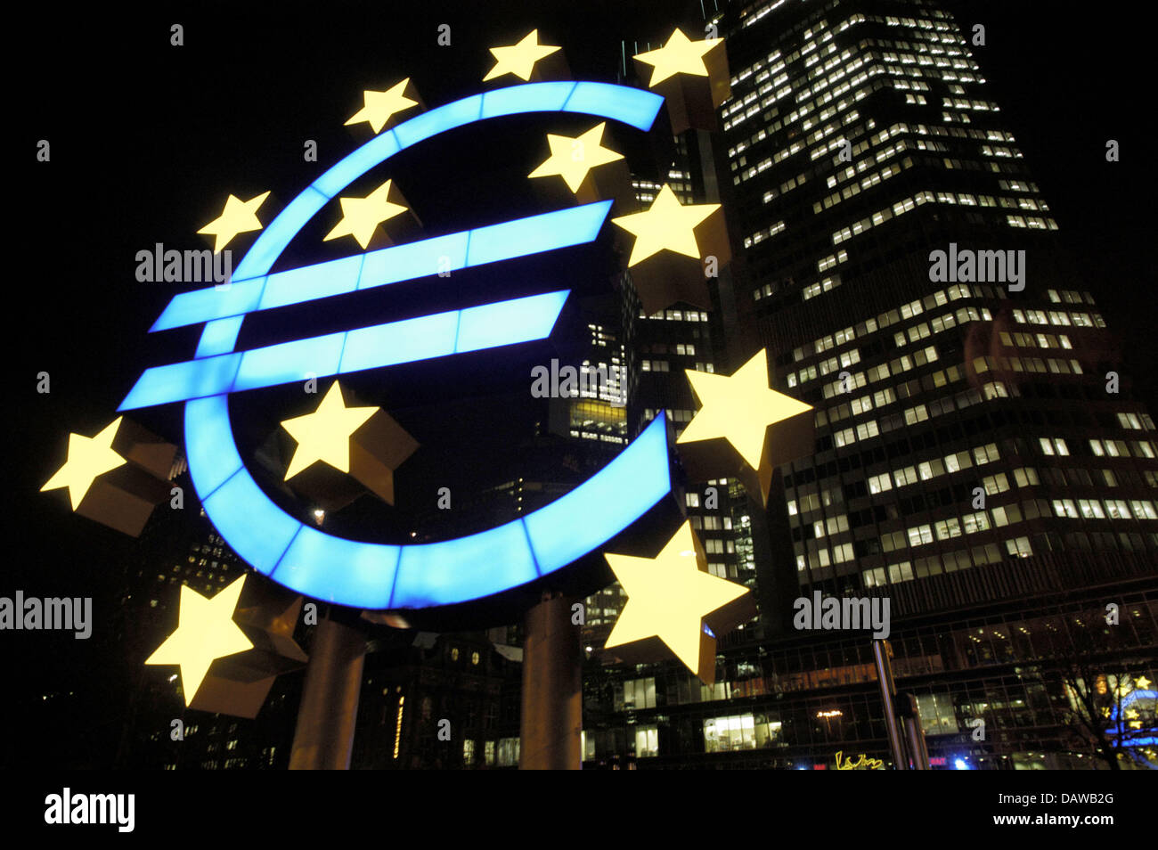 (Dpa) file illuminato scultura Euro raffigurato nella parte anteriore della Banca centrale europea (BCE) di Francoforte sul Meno, Germania, 22 gennaio 2004. Foto: Stefan Haehnsen Foto Stock