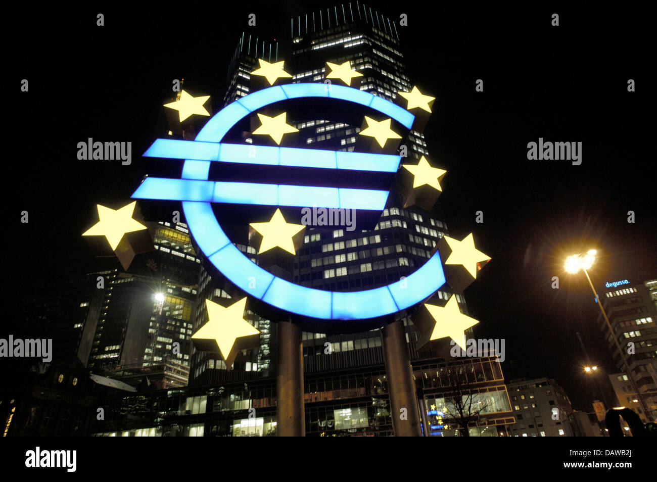 (Dpa) file illuminato scultura Euro raffigurato nella parte anteriore della Banca centrale europea (BCE) di Francoforte sul Meno, Germania, 22 gennaio 2004. Foto: Stefan Haehnsen Foto Stock