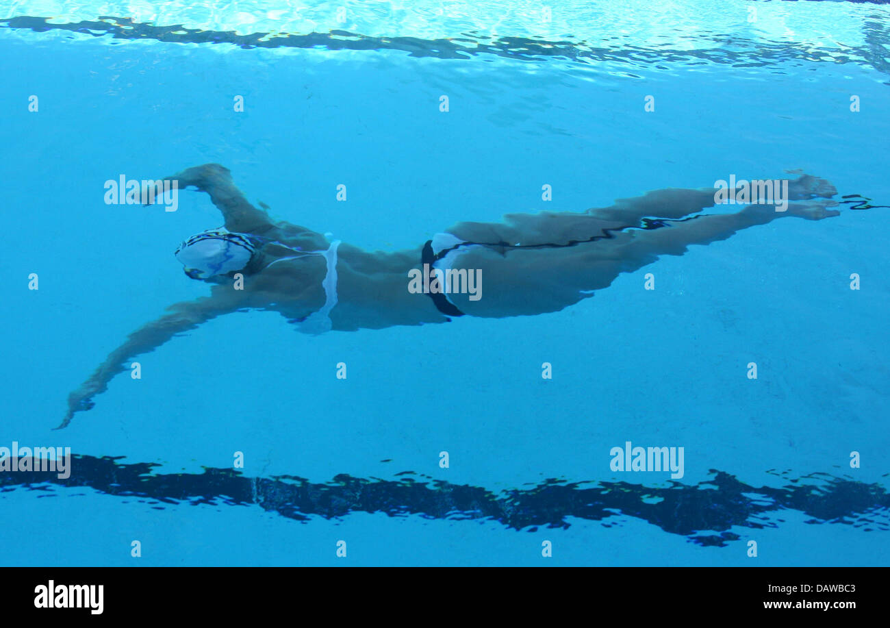 Nuotatore tedesco Anne Poleska è raffigurato immersioni durante una sessione di formazione per le competizioni di nuoto alla XII Campionati del Mondo di nuoto FINA a Melbourne, Australia, giovedì, 22 marzo 2007. Le competizioni di nuoto iniziare Domenica, 25 marzo. Foto: Bernd Thissen Foto Stock