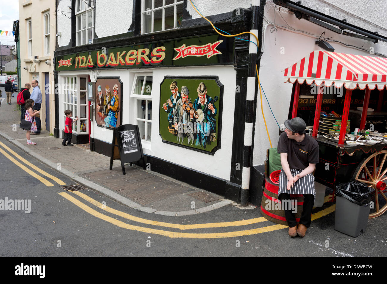 Pub e di stallo in angolo di strada, a Carlingford Pipe Band Gathering Festival, Carlingford, Repubblica Irlandese Foto Stock
