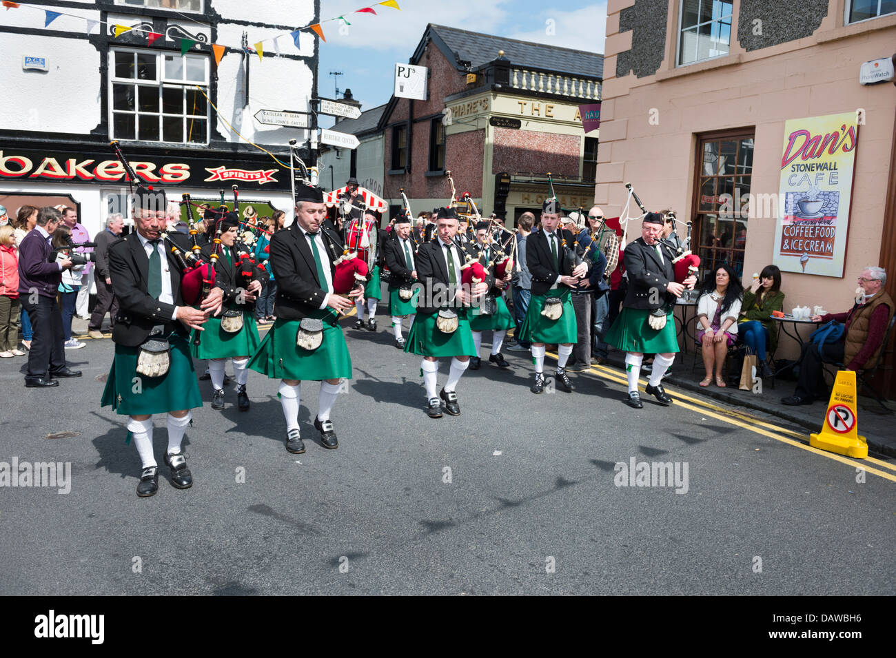 Marching Band a Carlingford Pipe Band Gathering Festival, Carlingford, Louth, Repubblica Irlandese Foto Stock