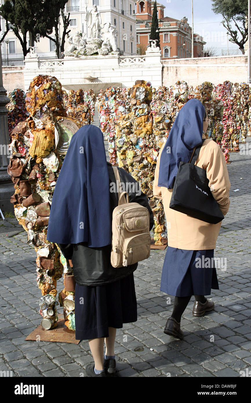 Le monache a piedi tra il cestino persone' dall'artista tedesco ha Schult esposta presso la Piazza del Popolo (Piazza del Popolo) di Roma, Italia, 21 marzo 2007. Foto: Lars Halbauer Foto Stock