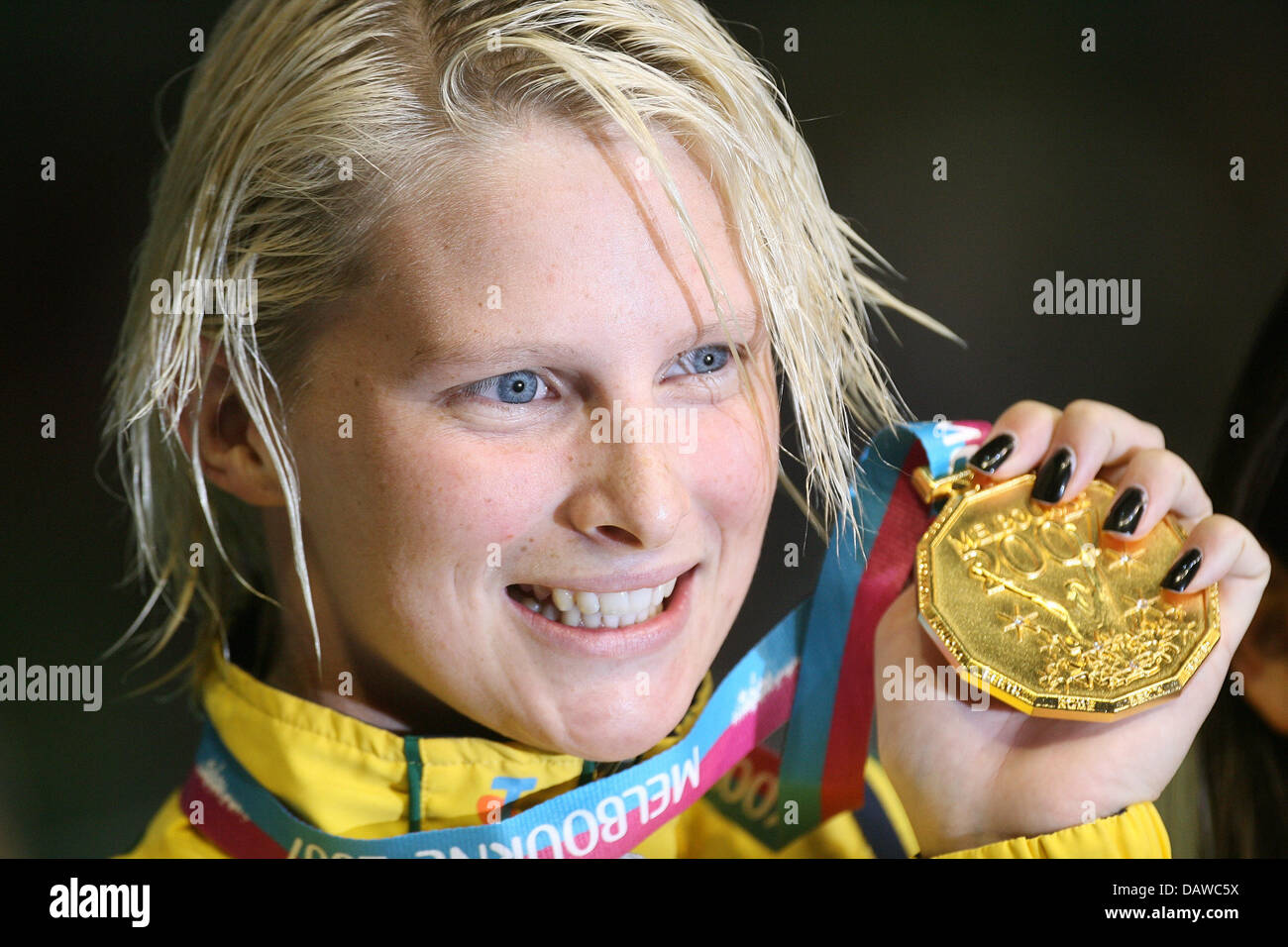 Nuotatore australiana Leisel Jones pone con la sua medaglia d'oro per le donne 100m a rana la concorrenza a dei Campionati del Mondo di nuoto a Melbourne, Australia, Martedì, 27 marzo 2007. Foto: Bernd Thissen Foto Stock