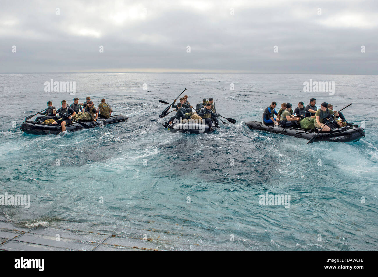 Noi Ricognizione Marina squadre eseguire una rapida implementazione e in uscita utilizzando le manovre di combattimento razzia di gomma Craft dal ben coperta dell'assalto anfibio nave USS Boxer Luglio 16, 2013 al largo della costa della California del Sud. Foto Stock