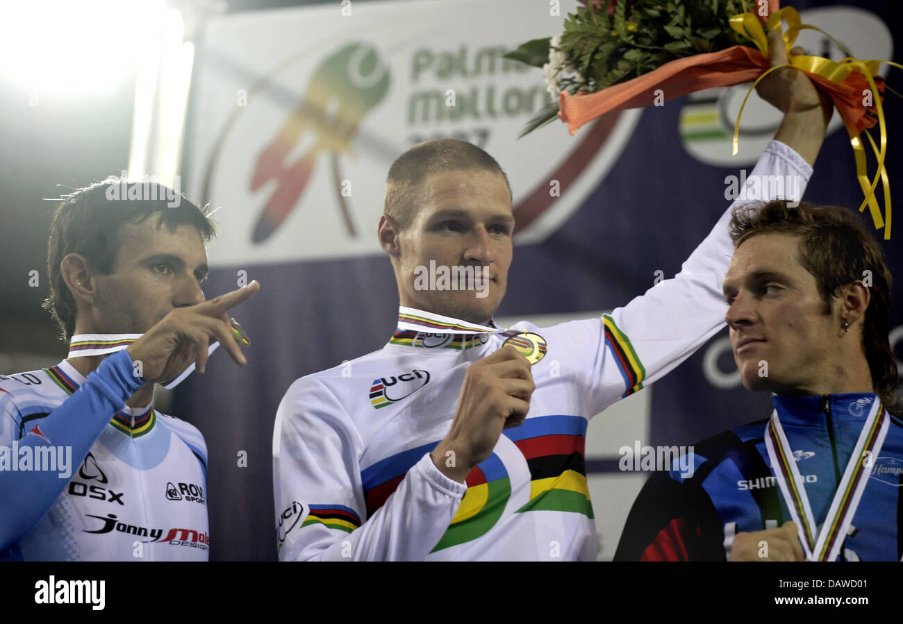 Ciclismo ceca pro Alois Kankovsky (C) cheers vincendo il omnium del ciclismo su pista Campionati del Mondo a Palma de Mallorca, Spagna, giovedì, 29 marzo 2007. Argnetine Walter Perez (L) finito secondo, noi Charles Bradley Huff (R) terzo nel pentathlon Omnium. Foto: Johannes Eisele Foto Stock