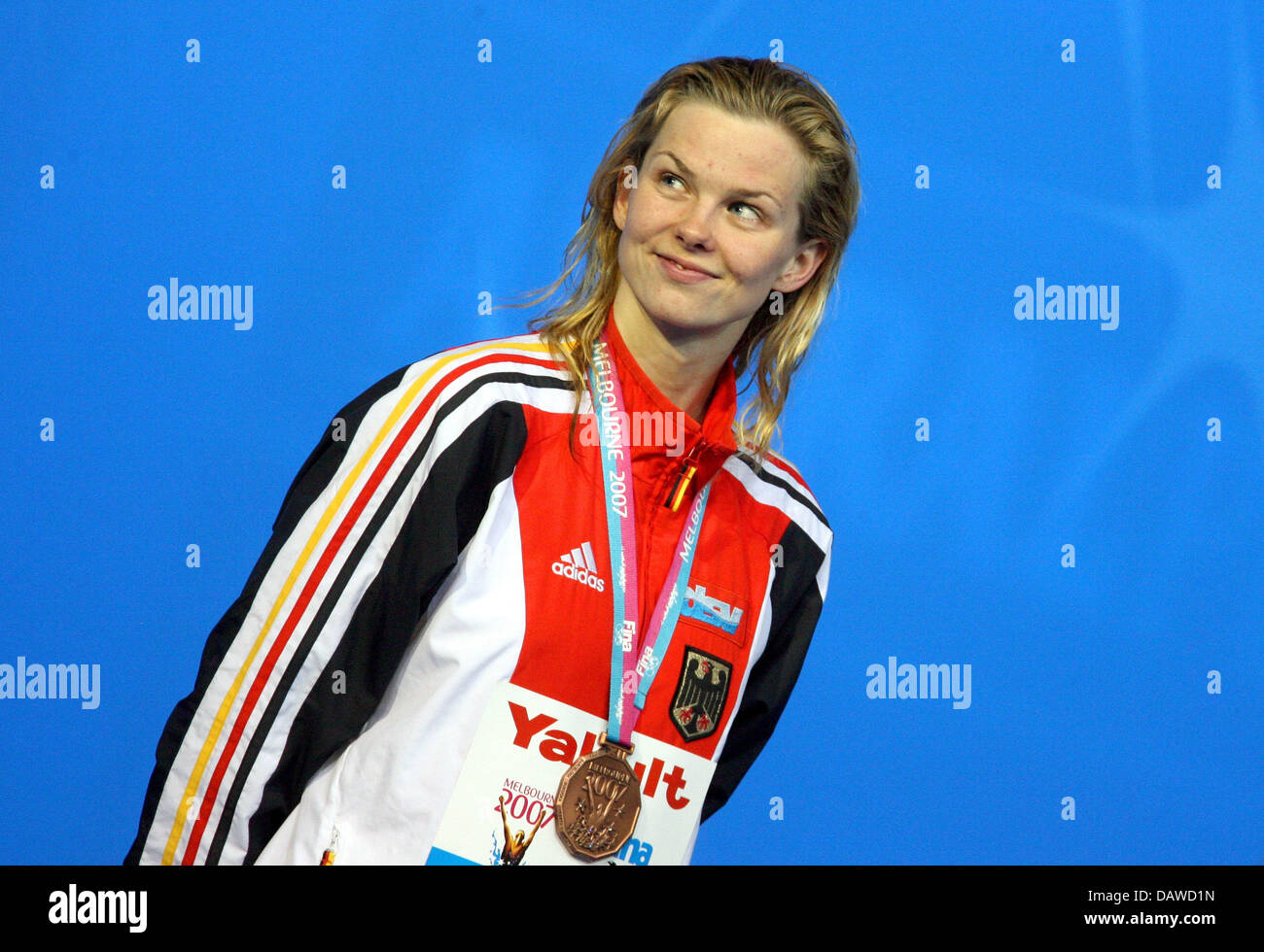 Nuotatore tedesco Britta Steffen sorrisi la sua medaglia di bronzo per le Donne 100m Freestyle del XII Campionati del Mondo di nuoto FINA a Melbourne, Australia, venerdì, 30 marzo 2007. Foto: Gero Breloer Foto Stock