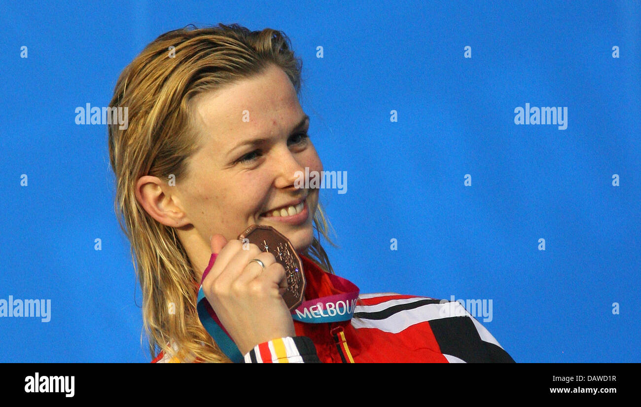 Nuotatore tedesco Britta Steffen sorrisi la sua medaglia di bronzo per le Donne 100m Freestyle del XII Campionati del Mondo di nuoto FINA a Melbourne, Australia, venerdì, 30 marzo 2007. Foto: Gero Breloer Foto Stock
