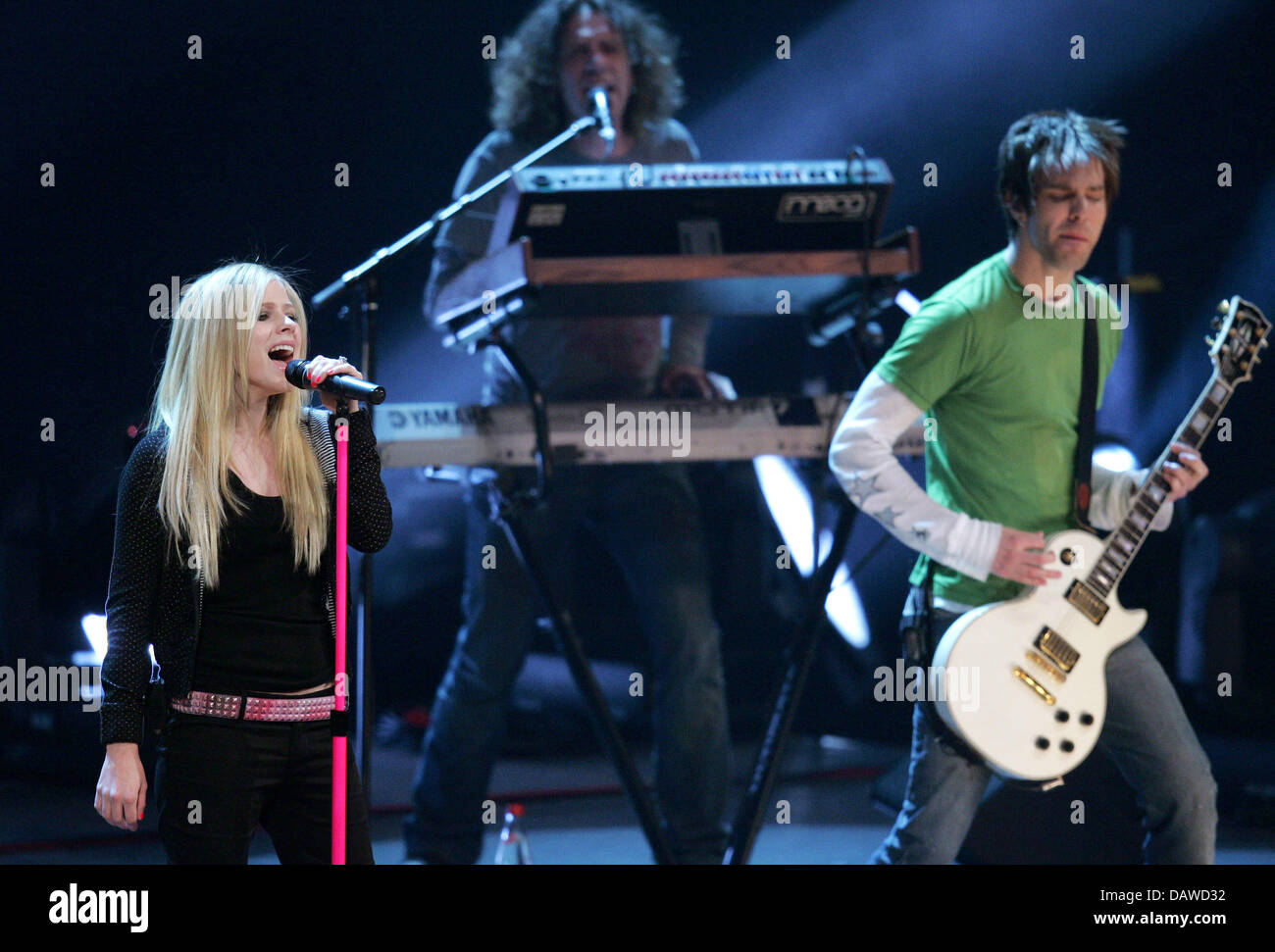 Canadian cantante rock Avril Lavigne (L) esegue con la sua band in pausa dopo la WBA pesi mosca titolo bout Susianna Kentikian (Armenia) v Maria Maria Jose Nunez Anchorena (Uruguay) a Colonia, Germania, Venerdì, 30 marzo 2007. Foto: Rolf Vennenbernd Foto Stock