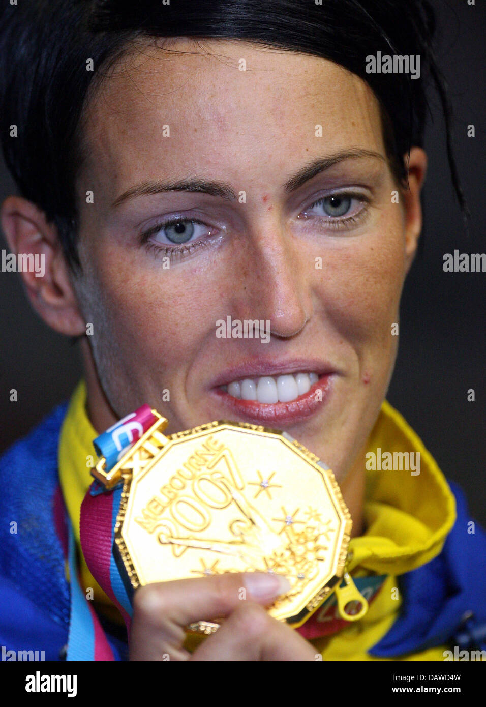 Nuotatore svedese Therese Alshammar sorrisi con la sua medaglia d'oro per le donne del 50m farfalla del XII Campionati del Mondo di nuoto FINA a Melbourne, Australia, Sabato, 31 marzo 2007. Foto: Bernd Thissen Foto Stock