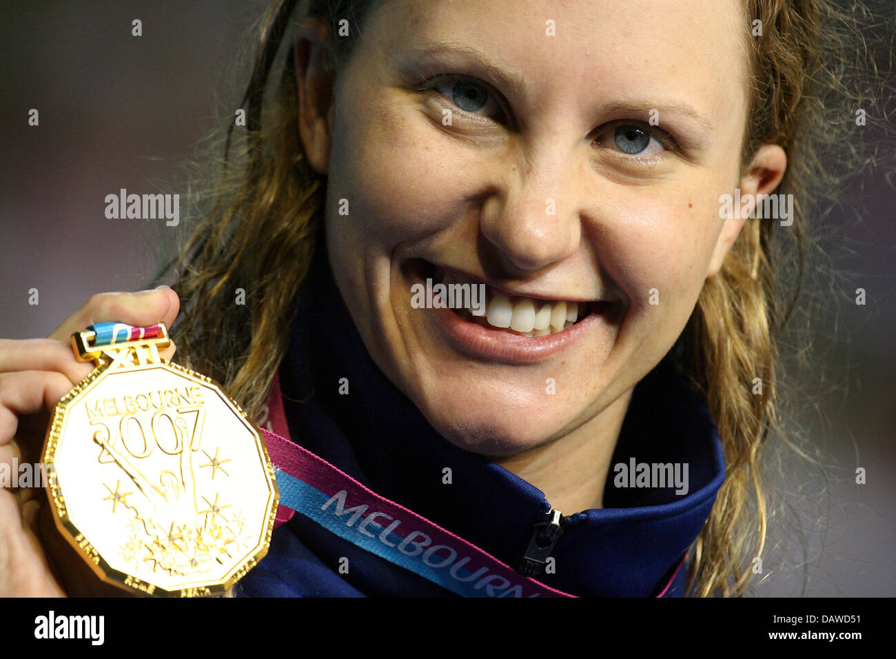 Noi nuotatore Margaret Hoelzer sorrisi con la sua medaglia d'oro delle Donne 200m dorso del XII Campionati del Mondo di nuoto FINA a Melbourne, Australia, Sabato, 31 marzo 2007. Foto: Bernd Thissen Foto Stock