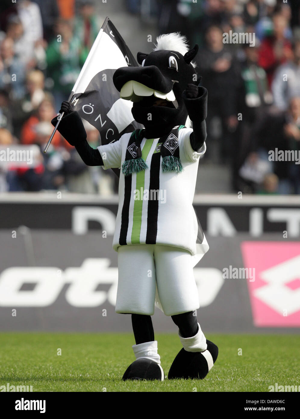 Moenchengladbach mascotte 'Juenter' cheers le ventole prima Bundesliga match Borussia Moenchengladbach v Eintracht Francoforte presso il Borussia Park di Moenchengladbach, Germania, sabato, 31 marzo 2007. Foto: Rolf Vennenbernd (ATTENZIONE: periodo di bloccaggio! Il DFL permette l'ulteriore utilizzazione delle immagini nella IPTV, servizi di telefonia mobile e altre nuove tecnologie non prima di due ore Foto Stock