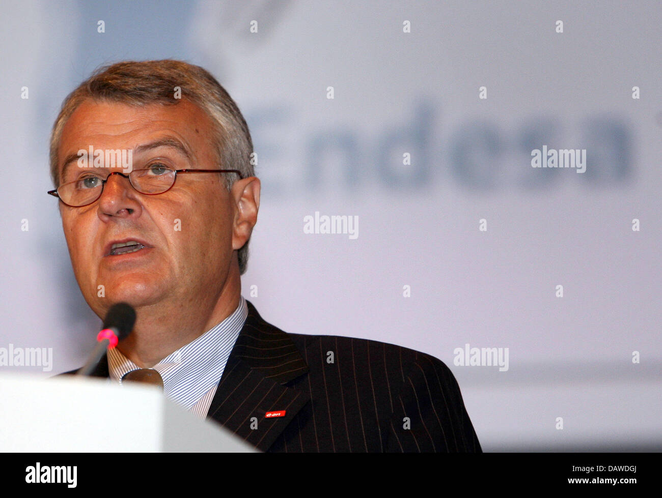 Il file immagine, datata 04 maggio 2006, mostra il CEO di E.ON AG, Wulf H. Bernotat di Essen, in Germania. E.ON è giunta a degli accordi con i suoi rivali Enel und Acciona nel prendere in consegna la concorrenza per l'energia spagnola Endesa provider. Come risultato, E.ON non è andare a tenere una posizione di minoranza a Endesa. Foto: Achim Scheidemann Foto Stock