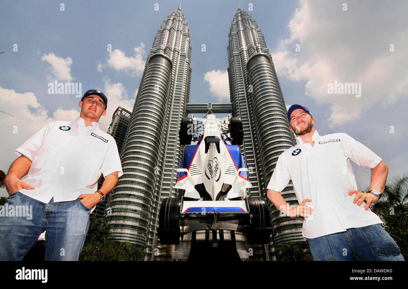 Tedesco di Formula Uno pilota Nick Heidfeld (R) della BMW Sauber F1 e la sua polacco per il compagno di squadra Robert Kubica stare accanto a una replica di una F1 Racing auto nella parte anteriore del centro città di Kuala Lumpur (KLCC), a Kuala Lumpur, Malayisa, Martedì, 03 aprile 2007. 2007 la Formula 1 Gran Premio di Malesia si svolgerà sul circuito di Sepang vicino a Kuala Lumpur, domenica 08 aprile. Foto: GERO BRELOER Foto Stock