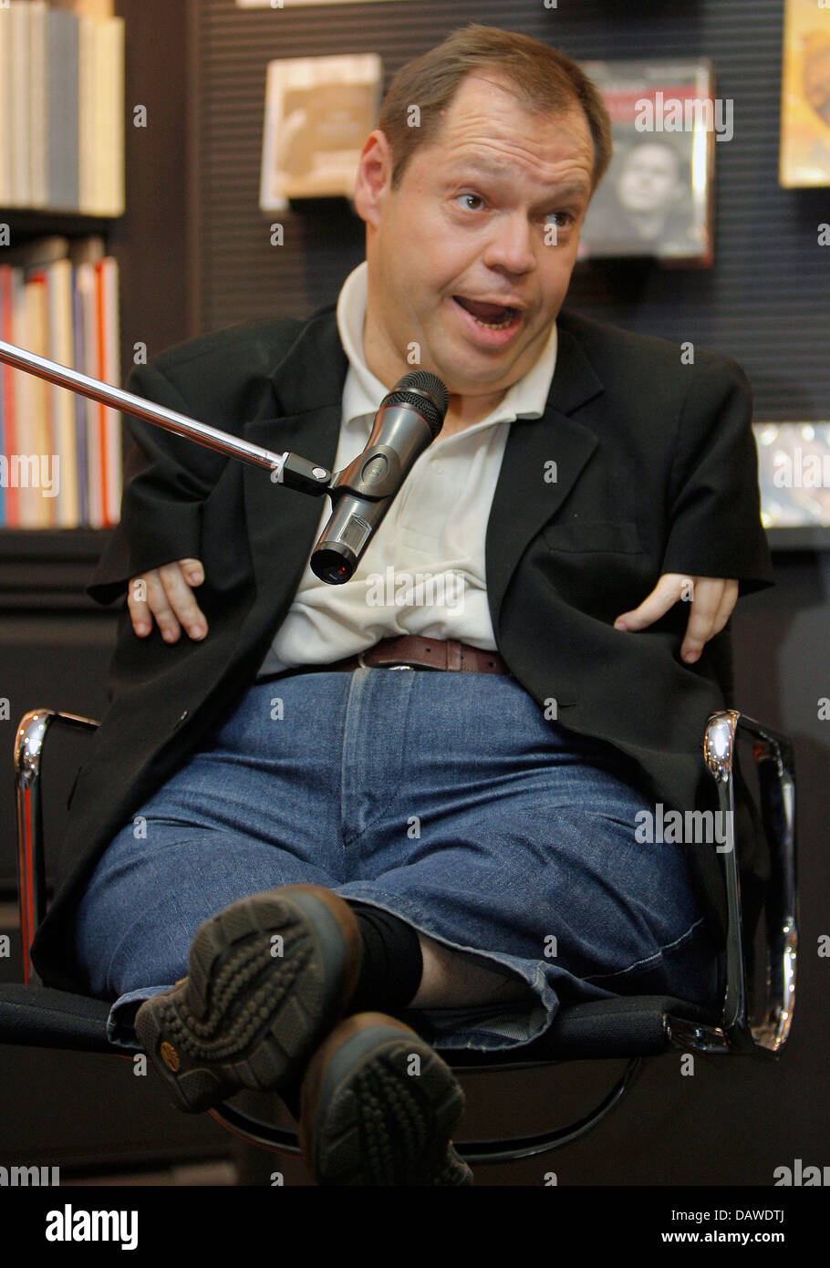 Stella tedesca baritono Thomas Quasthoff parla di musica classica con i bambini presso il 'Kulturkaufhaus Dussmann" di Berlino, Martedì, 3 aprile 2007. Foto: Peer Grimm Foto Stock