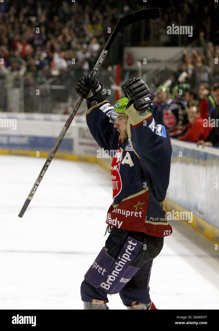 Nurembergs Petr Fical cheers dopo il punteggio 4-2 durante i play-off semifinale partita Norimberga Ice Tigers vs. Duessedorf Metro Stelle in Nuremberg, Germania, martedì 03 aprile 2007. Foto: Daniel Karmann Foto Stock