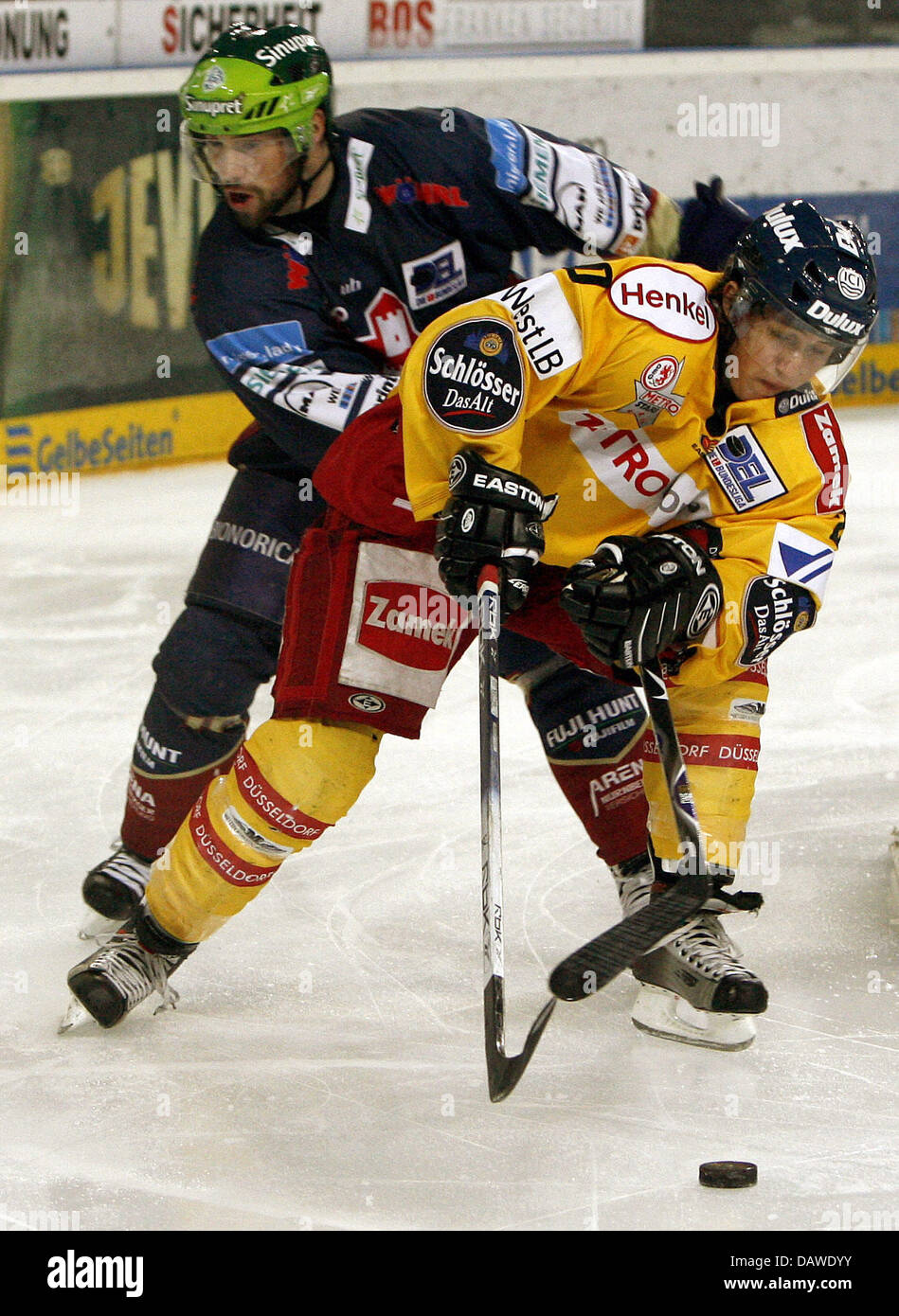 Justin Nurembergs Mapletoft (L) il sistema VIES per il puck con Duesseldorf il goalie Robert Dietrich durante i play-off semifinale Norimberga Ice Tigers vs. Duessedorf Metro Stelle in Nuremberg, Germania, martedì 03 aprile 2007. Foto: Daniel Karmann Foto Stock