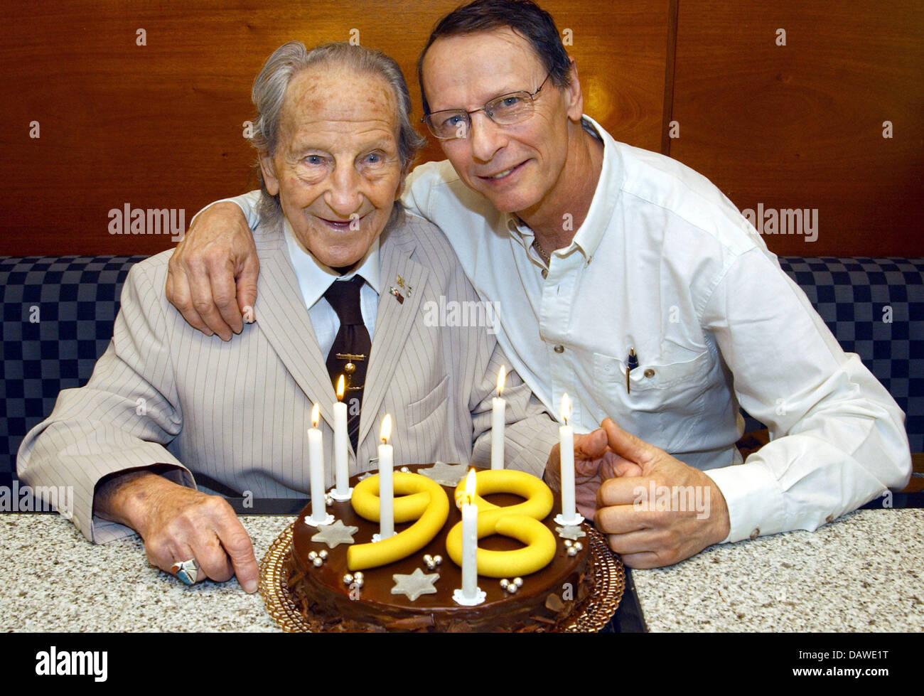 Konrad Thurano si siede dietro la sua torta di compleanno con il numero 98 accanto a suo figlio Johnjohn (R) a Duesseldorf in Germania, Mercoledì, 4 aprile 2007. Thurano, che è considerata la più antica del mondo artista attivo, festeggia il suo compleanno 98a. "Mi sento come montare come sempre' detto Thurano, che è stato un artista per l'ultimo 80 anni. Ancora Thurano esegue regolarmente con il suo figlio Johnjohn (62) Foto Stock