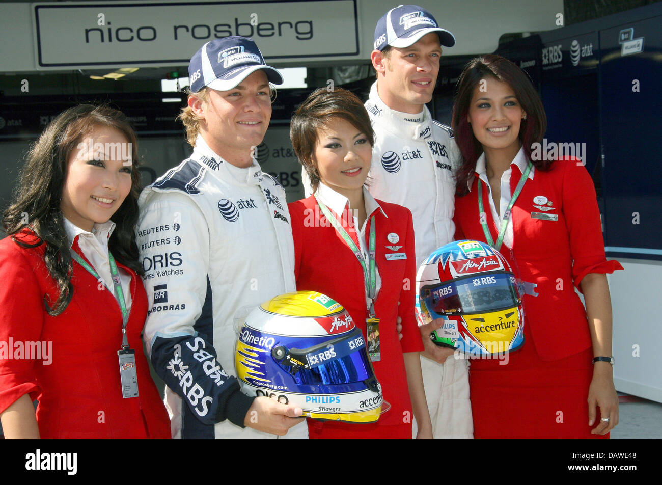 Tedesco di Formula 1 driver Nico Rosberg (2ndL) della Williams F1 Team e il suo compagno di squadra austriaca di Alexander Wurz (2ndR) pongono con Malaysian-basato AirAsia hostess durante una chiamata di foto sul circuito di Sepang vicino a Kuala Lumpur, Malesia, giovedì 05 aprile 2007. 2007 la Formula 1 Gran Premio di Malesia si svolgerà sul circuito di Sepang vicino a Kuala Lumpur, domenica 08 aprile. Foto: Jens Foto Stock