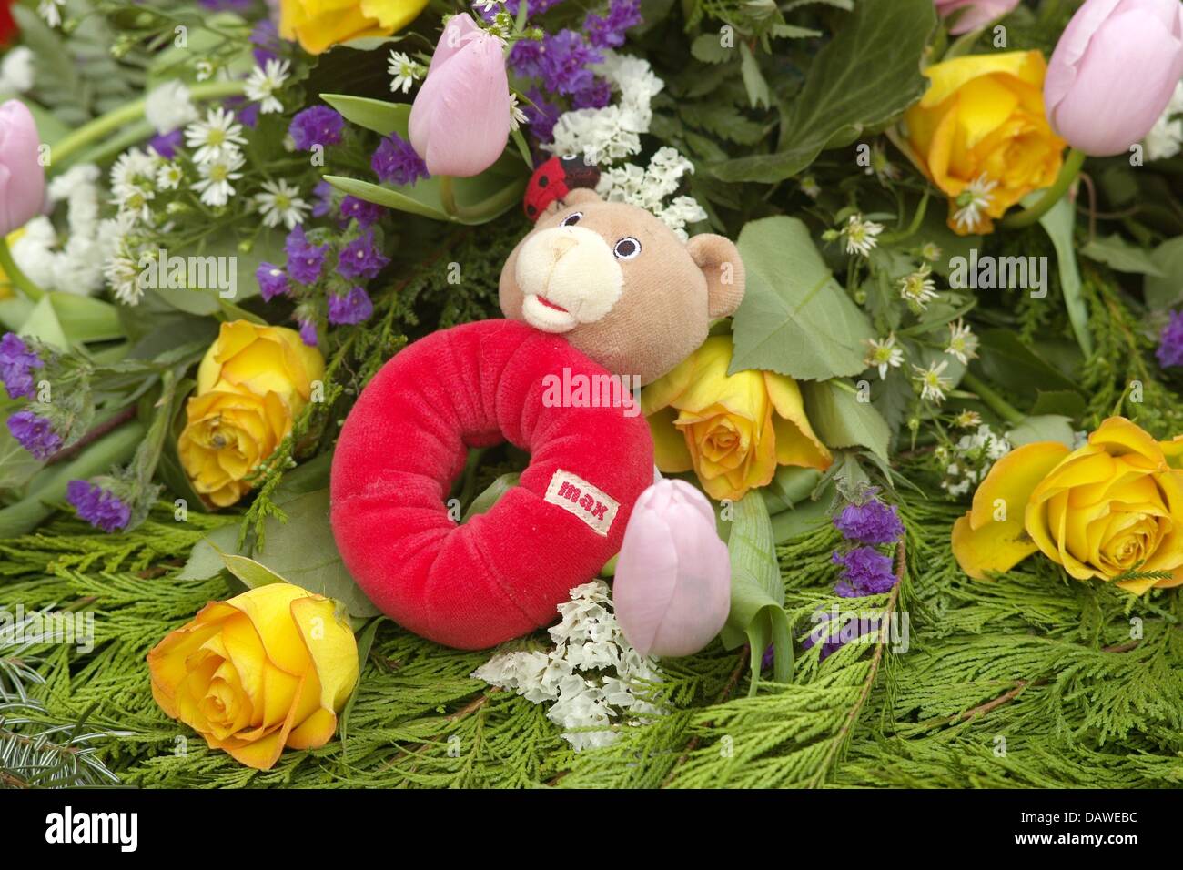 Un peluche si trova sulla tomba di un nuovo nato che è stata generata da un blocco a torre presso il cimitero di 'silenzio modo' ad Amburgo, Germania, Venerdì, 06 aprile 2007. A richiesta dei genitori la sepoltura ha avuto luogo in silenzio il giovedì, 05 aprile. Il bambino è stato gettato fuori dalla finestra a partire dal decimo piano di un blocco a torre, il 26-anno-vecchia madre è trattenuto sulla carcerazione preventiva a partire dal 21 marzo. Foto: Foto Stock