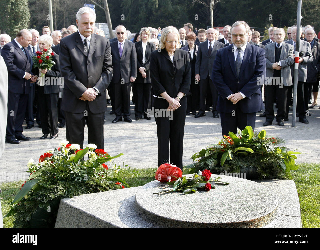 Il procuratore generale Monika Harms (C), Karlsruhe il sindaco Heinz Fenrich (L) e la testa del Ministero federale della Giustizia Wolfgang Schmitt-Wellbrock (R) stand a ex procuratore generale Siegfried Buback la lapide a Karlsruhe, in Germania, sabato 07 aprile 2007. La pietra segna il punto in cui Buback, il suo autista Wolfgang Goebel e guard Georg Wurster cadde vittima di un terroristic attac Foto Stock