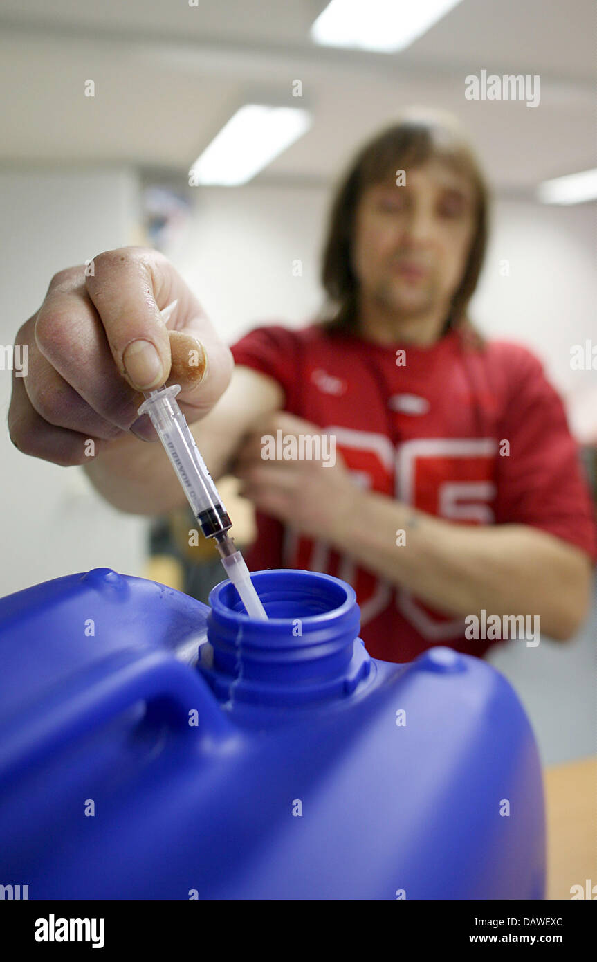 Tossicodipendente Gerhard cede il suo ago usato al membro del centro di distribuzione di Amburgo, Germania il 06 febbraio 2007. L'opposizione al Bundestag tedesco preparare una rivendicazione di uno stato giuridico di distribuzione di eroina ai tossicodipendenti pesanti, come MP Terpe (verdi) membri all'Agenzia Tedesca di Stampa dpa. Senza una iniziativa del Bundestag, il pre-studio operativo in esecuzione in sette città è circa a fol Foto Stock