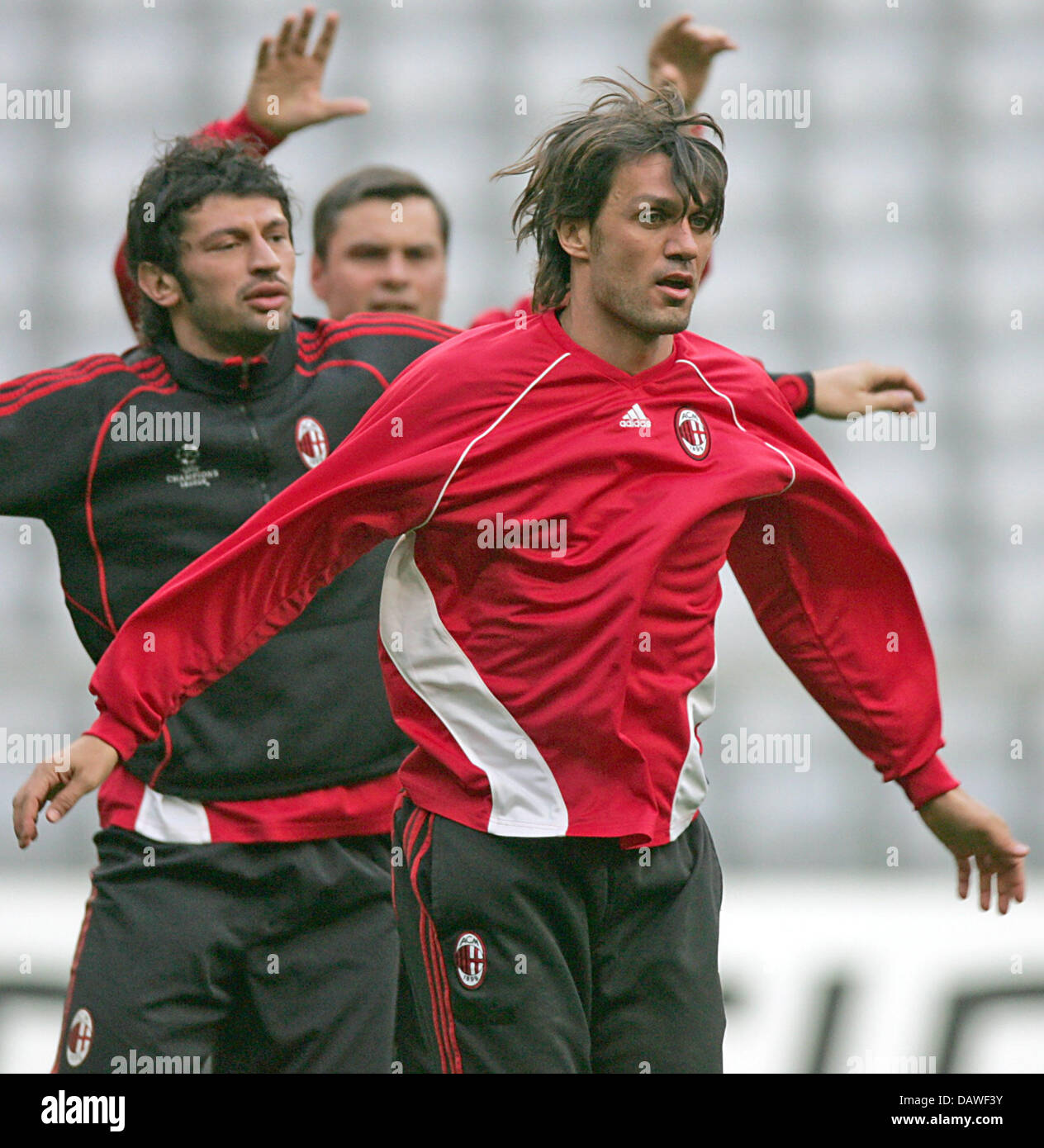 La Milano di Kakha Kaladze (L) e Paolo Maldini (R) sono raffigurati il tempo di riscaldamento durante il club la sessione di formazione presso lo stadio Allianz Arena di Monaco di Baviera, Germania, martedì 10 aprile 2007. Facce di Milano il Bayern Monaco in Champions League quarti di finale della seconda gamba corrispondono mercoledì 11 aprile 2007 a Monaco di Baviera. Foto: Lukas Barth Foto Stock