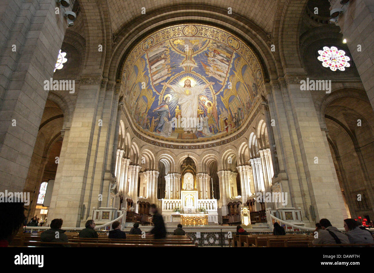 Visitatori sedersi dentro il Sacre Coeur basilica nel quartiere Montmartre di Parigi, Francia, Sabato, 24 marzo 2007. La Chiesa cattolica è stata costruita nel XIX secolo in stile Roman-Byzantine secondo i piani dell'architetto Paul Abadie. Foto: Andreas Gebert Foto Stock
