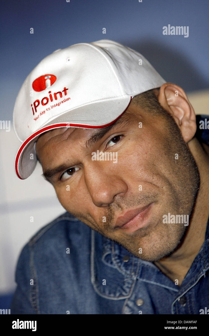 World Boxing Association (WBA) Heavyweight Champion il Russo Nikolai Valuev è raffigurato nel corso di una conferenza stampa presso la Porsche Arena di Stoccarda, Germania, giovedì, 12 aprile 2007. Valuev dovrà difendere il suo titolo contro il Challenger obbligatorio Chagaev uzbeko prossimo Sabato, Aprile 14th. Foto: Marijan Murat Foto Stock