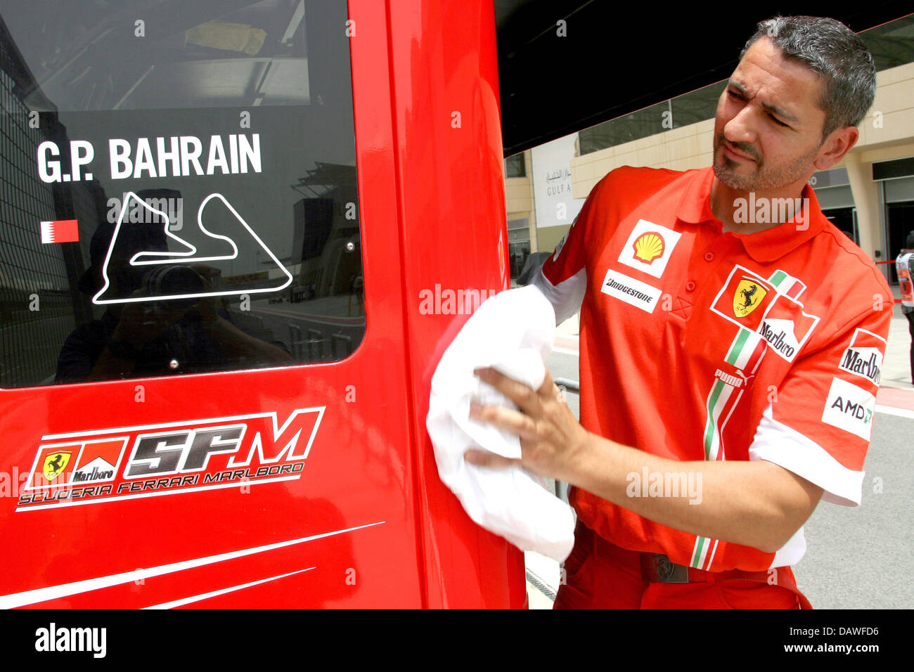 Un membro del team della Scuderia Ferrari pulisce il controllo desk al muretto dei box del circuito di Sakhir vicino a Manama, Bahrein, giovedì 12 aprile 2007. Bahrain Grand Prix avrà luogo domenica 15 aprile. Foto: Jens BUETTNER Foto Stock