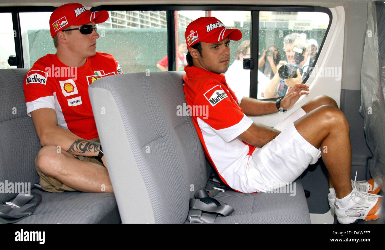 Il brasiliano pilota di Formula Uno Felipe Massa (R) e il suo team finlandese mate Kimi Raikkonen (L) della Scuderia Ferrari a sedersi in un furgone per essere preso per una sessione di autografi presso il circuito di Sakhir vicino a Manama, Bahrein, giovedì 12 aprile 2007. 2007 la Formula 1 Gran Premio del Bahrain si svolgerà domenica 15 aprile. Foto: Jens BUETTNER Foto Stock