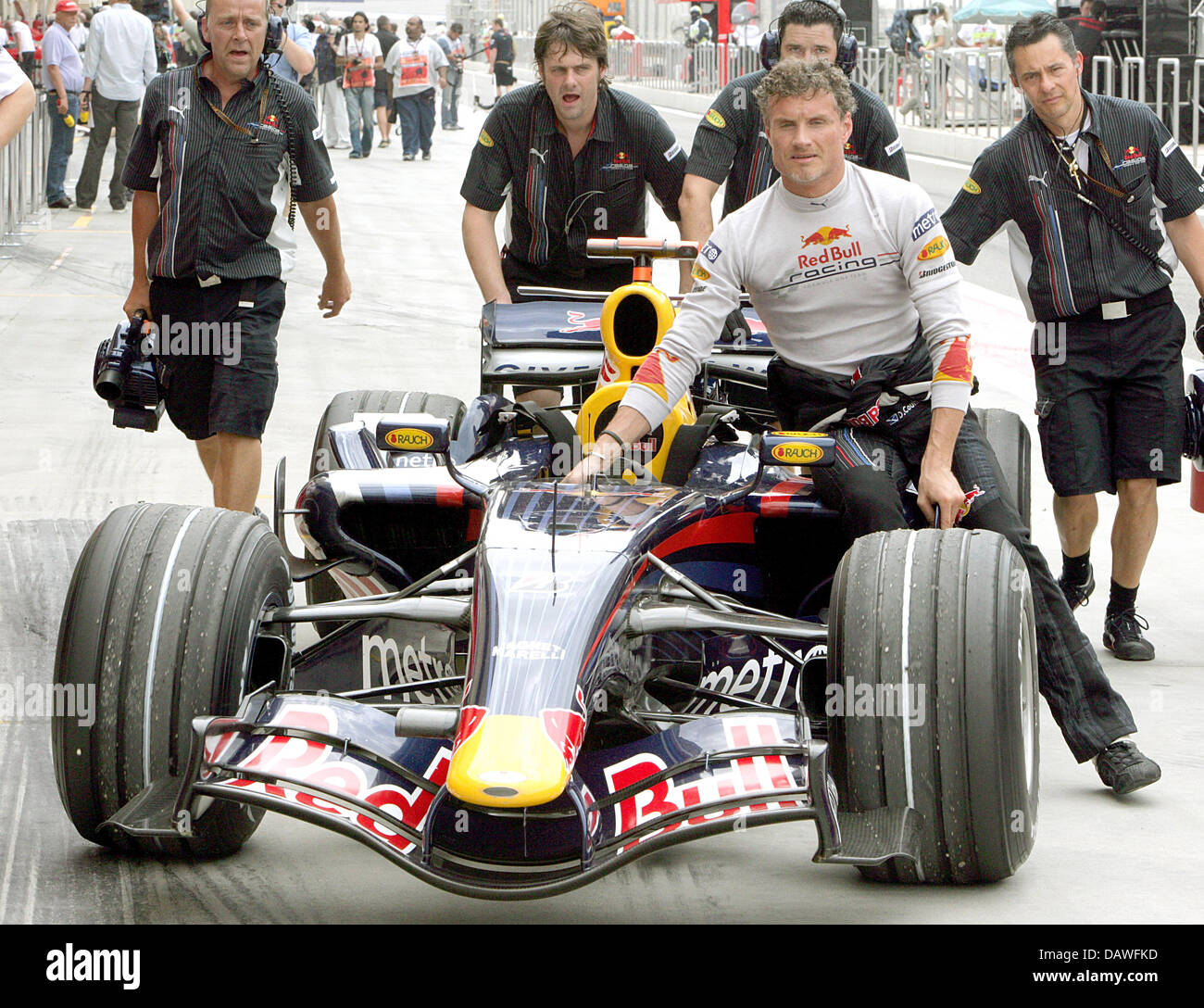 British driver di Formula Uno David Coulthard della Red Bull Racing si siede sulla sua gara vettura ottenendo spinto indietro nella casella durante la terza sessione di prove libere sul circuito di Sakhir vicino a Manama, Bahrein, sabato 14 aprile 2007. 2007 la Formula 1 Gran Premio del Bahrain si svolgerà domenica 15 aprile. Foto: Jens BUETTNER Foto Stock