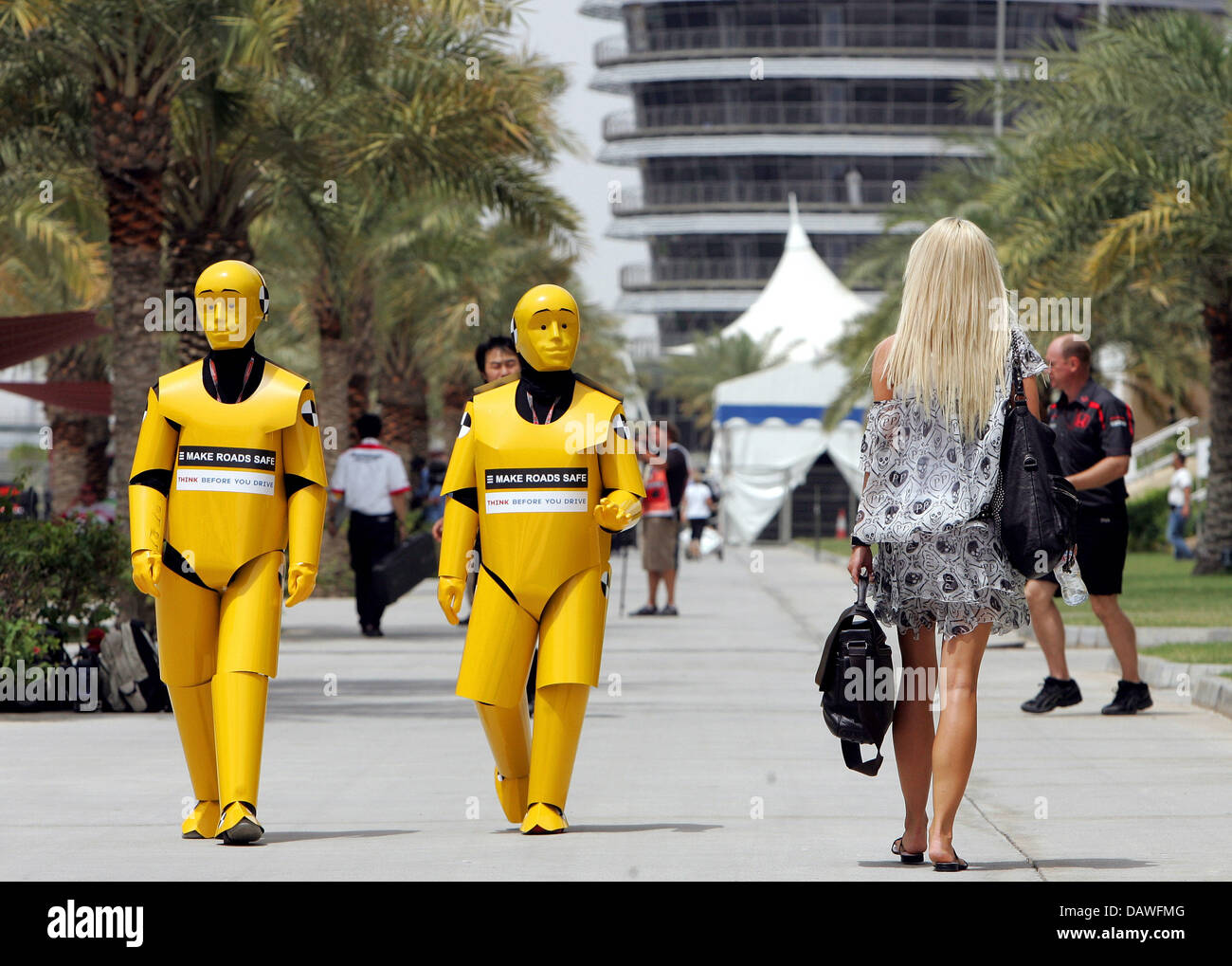 Cora Schumacher (R), moglie di Toyota il tedesco di Formula One driver Ralf Schumacher, passeggiate passato due crash test dummies nel paddock dopo la terza sessione di prove libere sul circuito di Sakhir vicino a Manama, Bahrein, sabato 14 aprile 2007. 2007 la Formula 1 Gran Premio del Bahrain si svolgerà domenica 15 aprile. Foto: CARMEN JASPERSEN Foto Stock